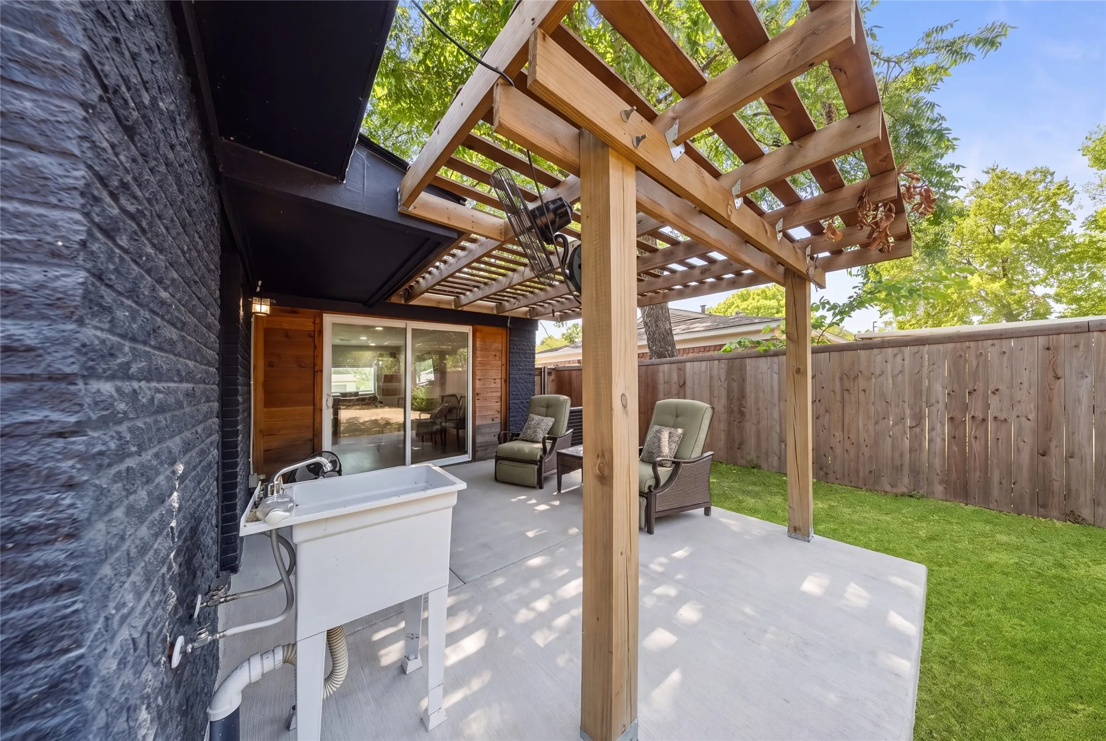 Single Family Residence For Sale in Dallas County , 2431 Gross Road, Dallas, Texas 75228, 3 Bedroom, 2 Bathroom, Garage spaces, 1,392 Sqft, built in 1958, mls#21378059, Real Estate Agent in Dallas, Homes For Sale in Dallas county, Homes For Sale in Dallas, Realtor in Dallas Texas, Real Estate Brokerage Independent Realty Texas, Luminita Cordes Realtor