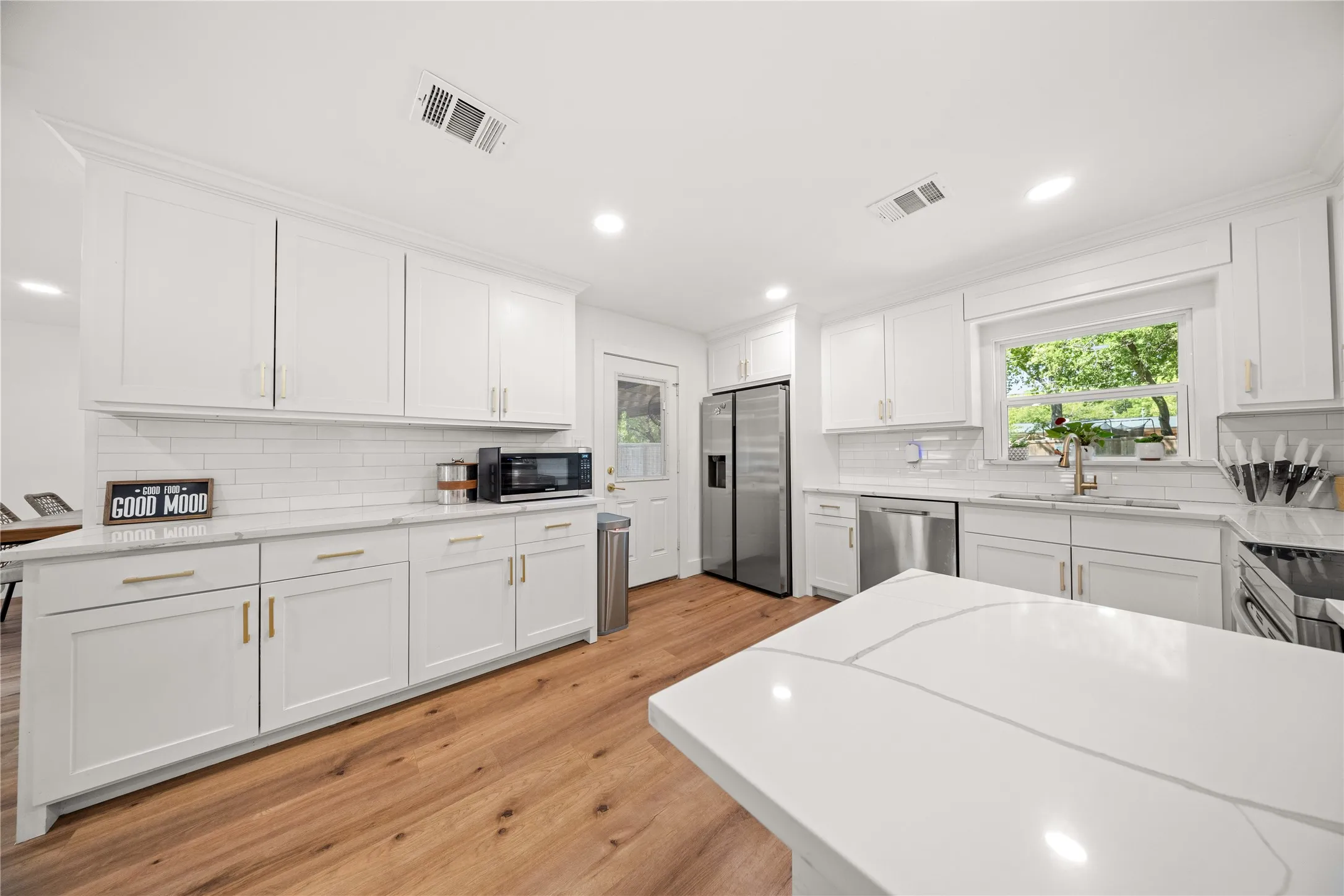 Single Family Residence For Sale in Dallas County , 2431 Gross Road, Dallas, Texas 75228, 3 Bedroom, 2 Bathroom, Garage spaces, 1,392 Sqft, built in 1958, mls#21378059, Real Estate Agent in Dallas, Homes For Sale in Dallas county, Homes For Sale in Dallas, Realtor in Dallas Texas, Real Estate Brokerage Independent Realty Texas, Luminita Cordes Realtor
