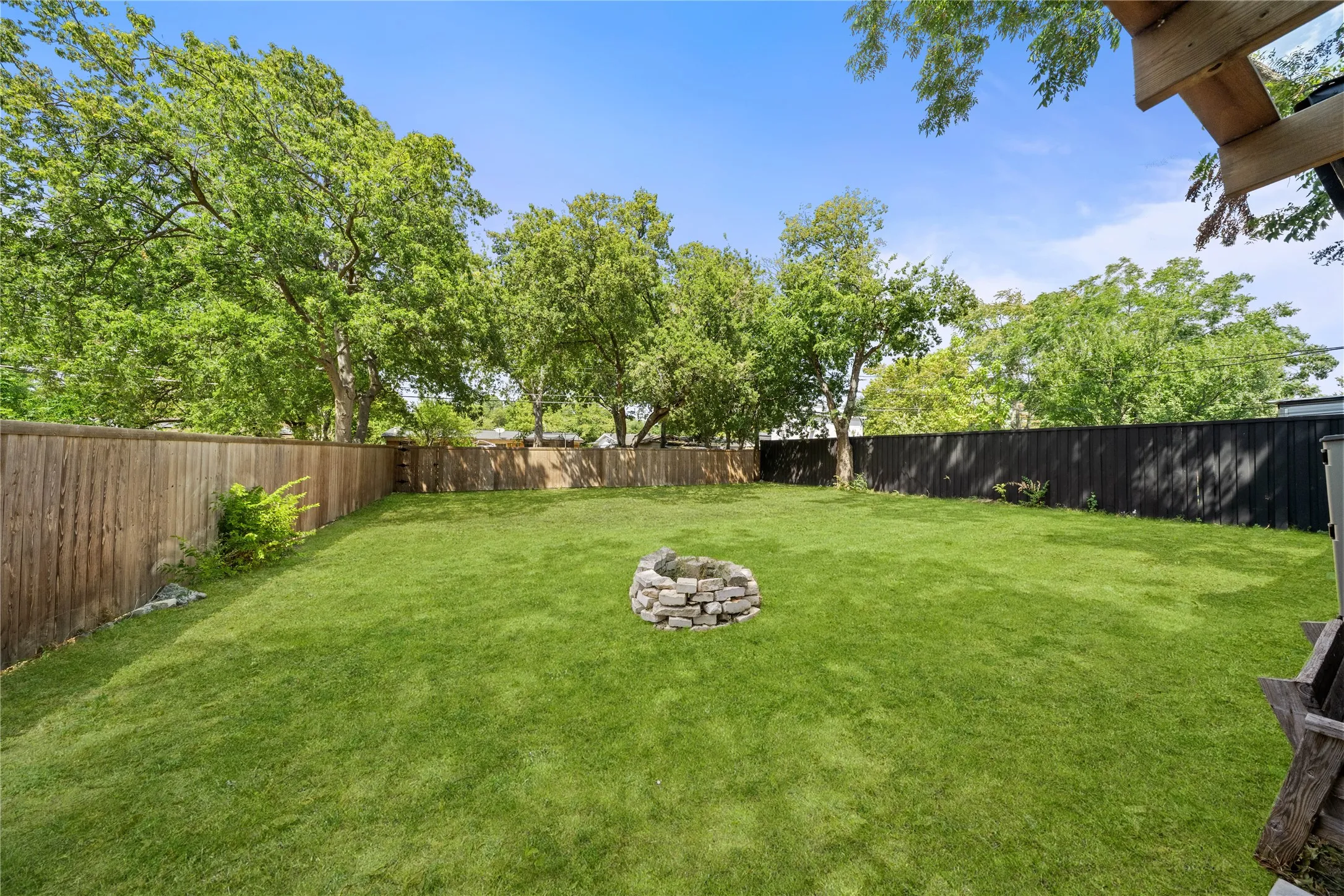 Single Family Residence For Sale in Dallas County , 2431 Gross Road, Dallas, Texas 75228, 3 Bedroom, 2 Bathroom, Garage spaces, 1,392 Sqft, built in 1958, mls#21378059, Real Estate Agent in Dallas, Homes For Sale in Dallas county, Homes For Sale in Dallas, Realtor in Dallas Texas, Real Estate Brokerage Independent Realty Texas, Luminita Cordes Realtor