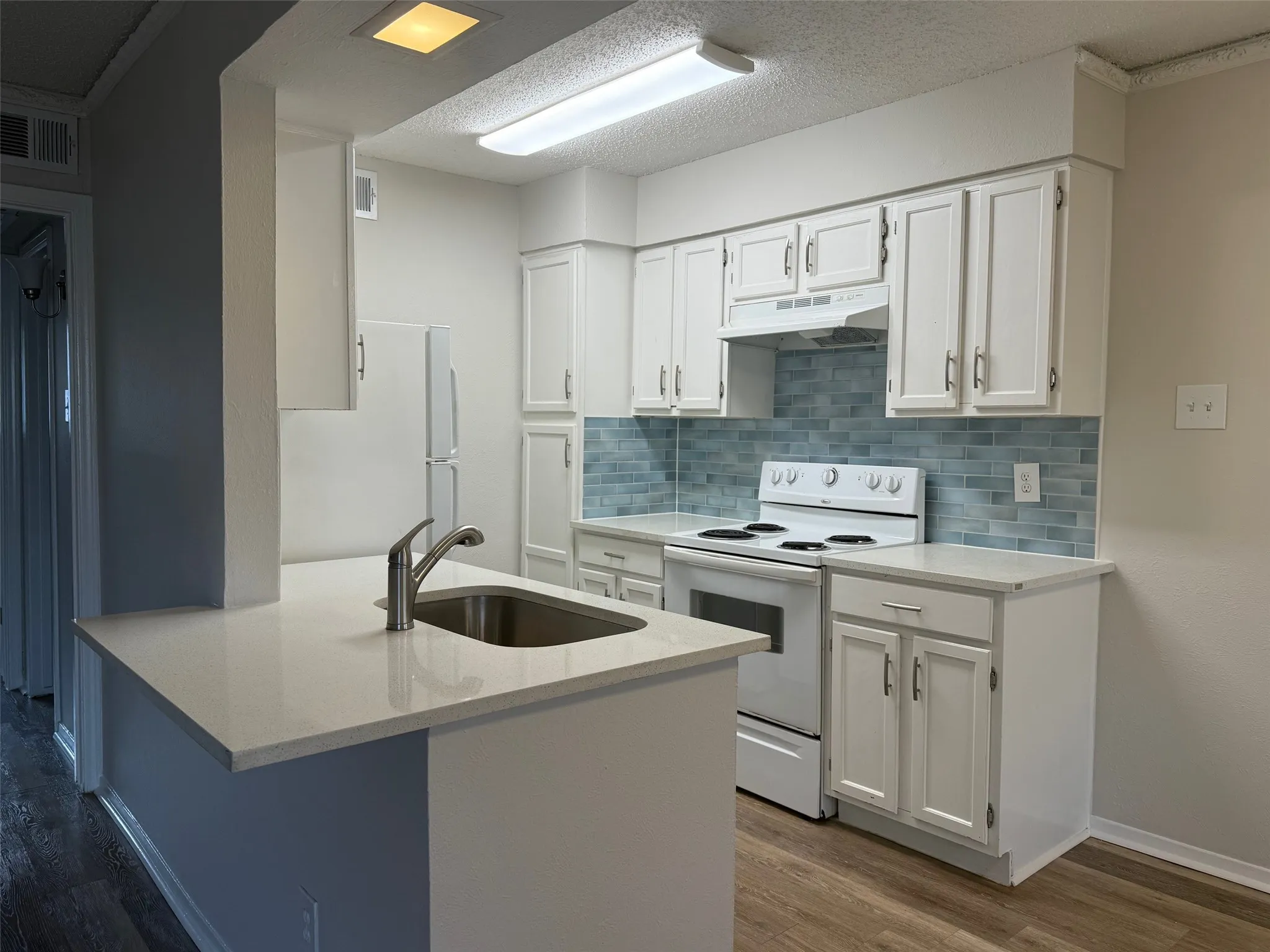 Condominium For Sale in Dallas County , 3624 Parkridge Drive 214, Dallas, Texas 75234, 1 Bedroom, 1 Bathroom, Garage spaces, 661 Sqft, built in 1982, mls#21378072, Real Estate Agent in Dallas, Homes For Sale in Dallas county, Homes For Sale in Dallas, Realtor in Dallas Texas, Real Estate Brokerage Independent Realty Texas, Luminita Cordes Realtor