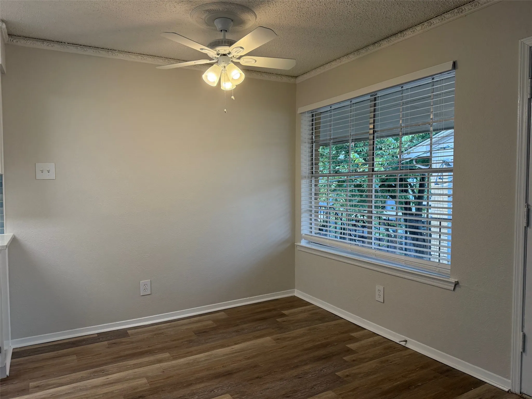 Condominium For Sale in Dallas County , 3624 Parkridge Drive 214, Dallas, Texas 75234, 1 Bedroom, 1 Bathroom, Garage spaces, 661 Sqft, built in 1982, mls#21378072, Real Estate Agent in Dallas, Homes For Sale in Dallas county, Homes For Sale in Dallas, Realtor in Dallas Texas, Real Estate Brokerage Independent Realty Texas, Luminita Cordes Realtor