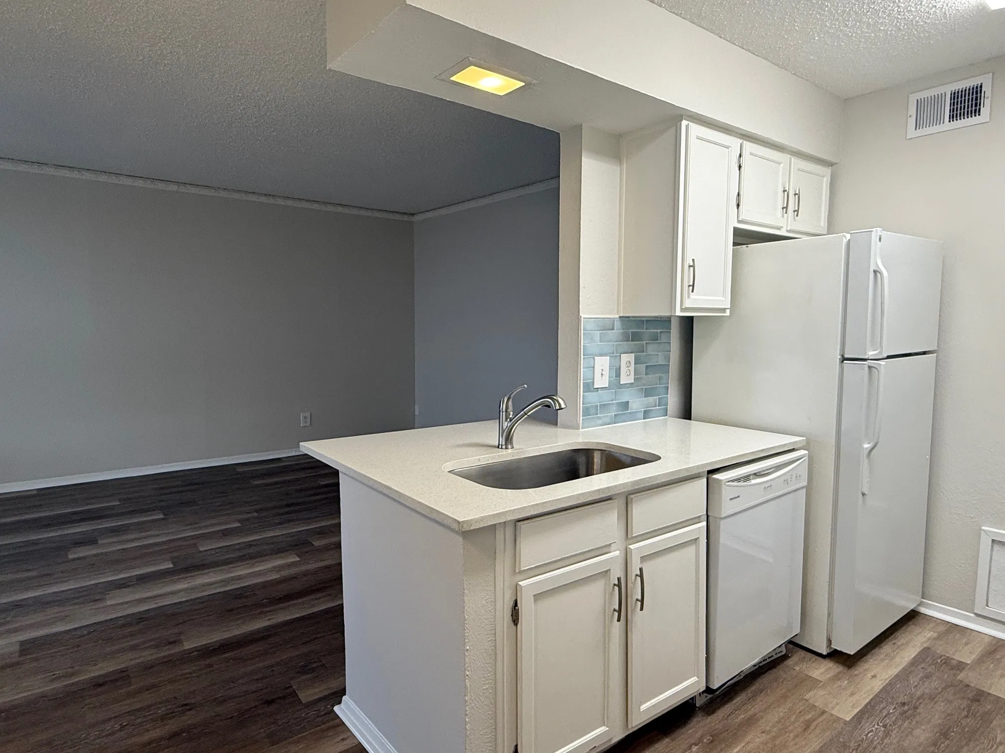 Condominium For Sale in Dallas County , 3624 Parkridge Drive 214, Dallas, Texas 75234, 1 Bedroom, 1 Bathroom, Garage spaces, 661 Sqft, built in 1982, mls#21378072, Real Estate Agent in Dallas, Homes For Sale in Dallas county, Homes For Sale in Dallas, Realtor in Dallas Texas, Real Estate Brokerage Independent Realty Texas, Luminita Cordes Realtor
