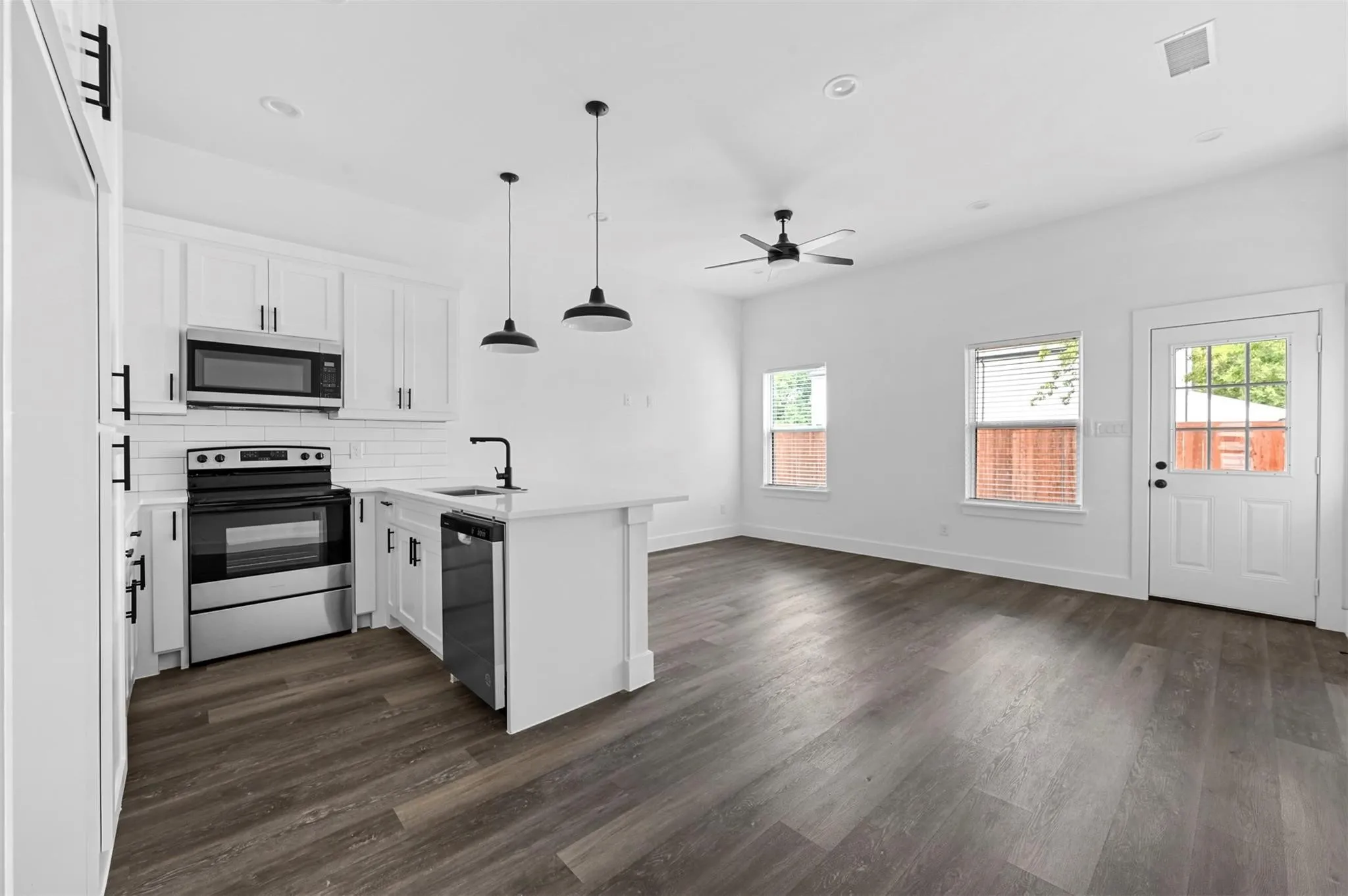 Duplex For Rent in Hunt County , 3018 Henry Street A, Greenville, Texas 75401, 3 Bedroom, 2 Bathroom, Garage spaces, 1,000 Sqft, built in 2024, mls#21378073, Real Estate Agent in Greenville, Homes For Rent in Hunt county, Homes For Rent in Greenville, Realtor in Greenville Texas, Real Estate Brokerage Independent Realty Texas, Luminita Cordes Realtor
