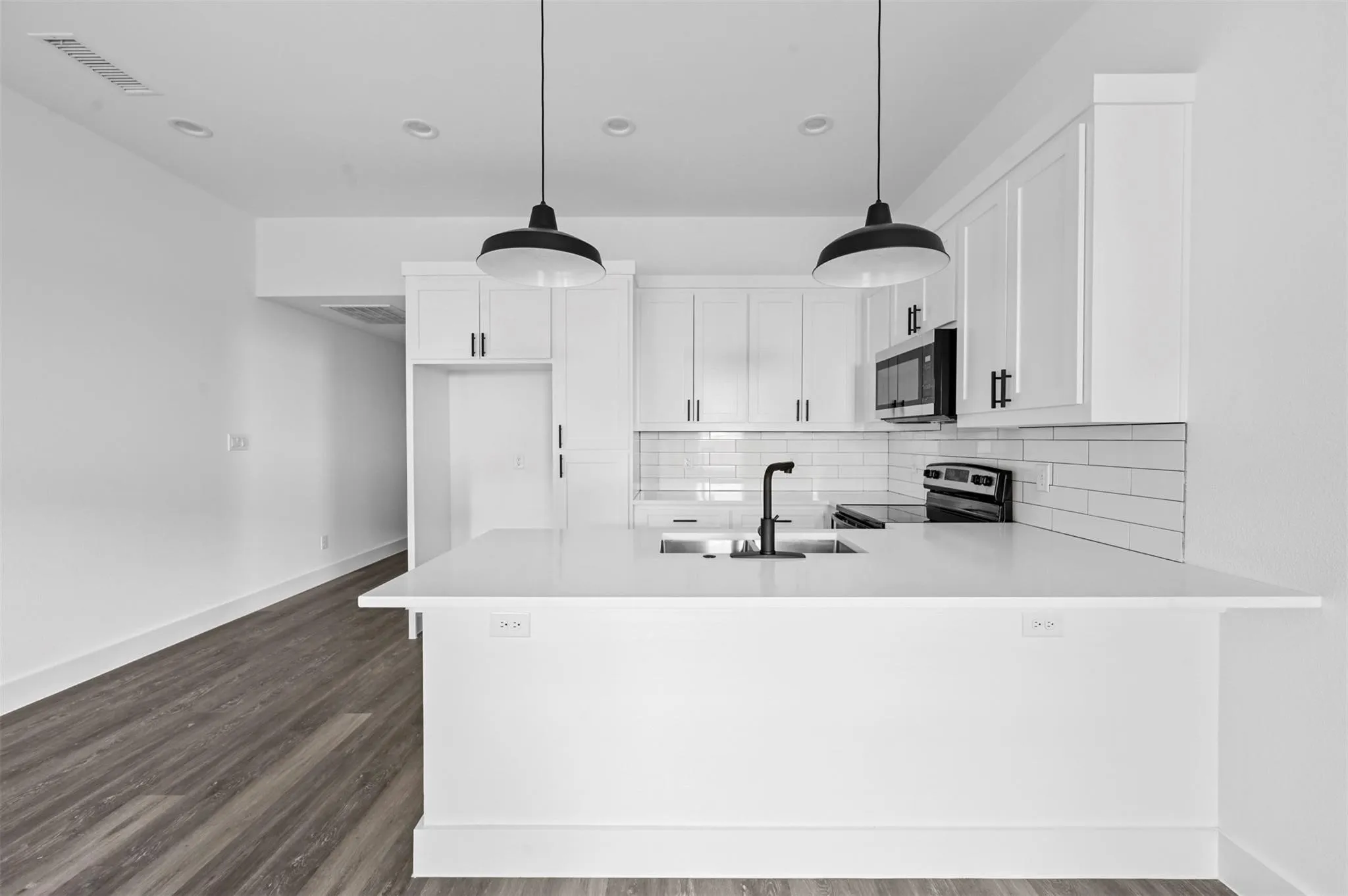 Duplex For Rent in Hunt County , 3018 Henry Street A, Greenville, Texas 75401, 3 Bedroom, 2 Bathroom, Garage spaces, 1,000 Sqft, built in 2024, mls#21378073, Real Estate Agent in Greenville, Homes For Rent in Hunt county, Homes For Rent in Greenville, Realtor in Greenville Texas, Real Estate Brokerage Independent Realty Texas, Luminita Cordes Realtor