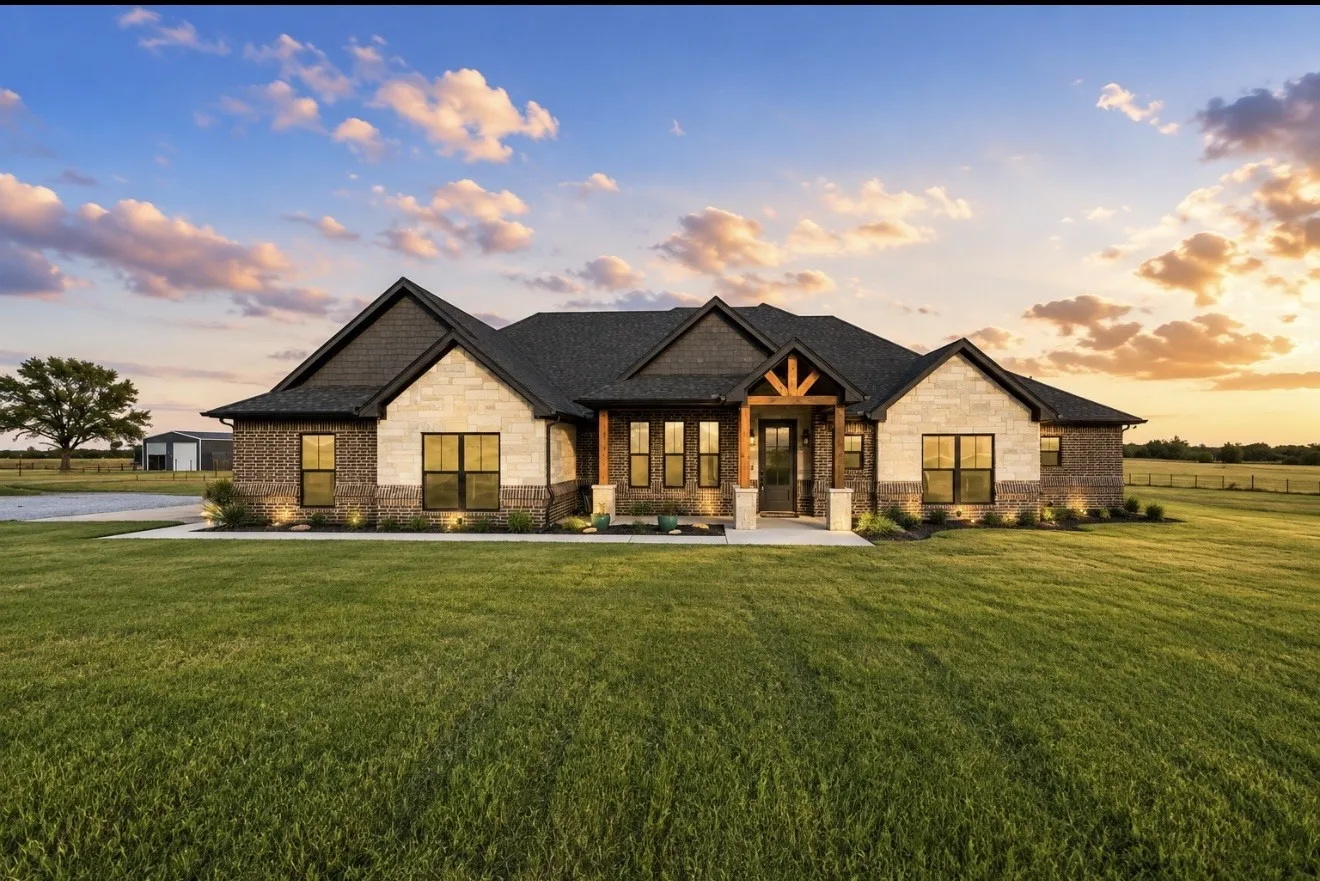Single Family Residence For Sale in Wise County , 170 Rolling Hills Boulevard, Alvord, Texas 76225, 3 Bedroom, 4 Bathroom, Garage spaces, 2,384 Sqft, built in 2022, mls#21377322, Real Estate Agent in Alvord, Homes For Sale in Wise county, Homes For Sale in Alvord, Realtor in Alvord Texas, Real Estate Brokerage Independent Realty Texas, Luminita Cordes Realtor