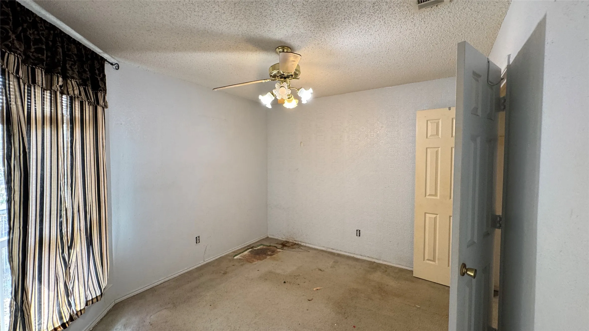 Single Family Residence For Sale in Tarrant County , 2355 Woodvine Court, Grand Prairie, Texas 75052, 3 Bedroom, 3 Bathroom, 2 Garage spaces, 1,319 Sqft, built in 1990, mls#21377968, Real Estate Agent in Grand Prairie, Homes For Sale in Tarrant county, Homes For Sale in Grand Prairie, Realtor in Grand Prairie Texas, Real Estate Brokerage Independent Realty Texas, Luminita Cordes Realtor