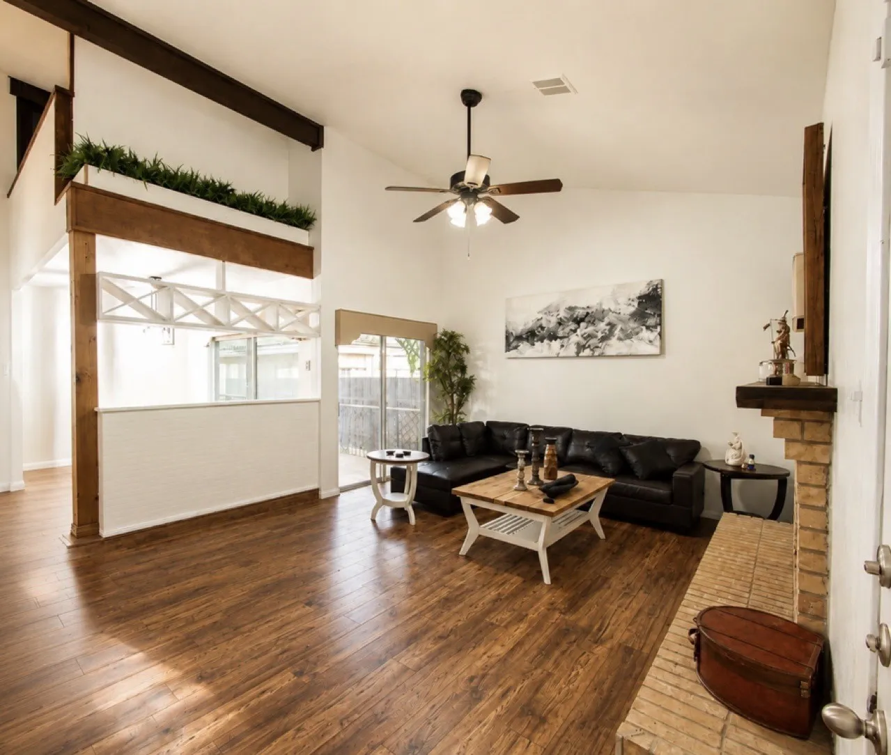 Single Family Residence For Sale in Tarrant County , 2113 Oakwood Lane, Arlington, Texas 76012, 3 Bedroom, 3 Bathroom, 2 Garage spaces, 2,095 Sqft, built in 1977, mls#21377992, Real Estate Agent in Arlington, Homes For Sale in Tarrant county, Homes For Sale in Arlington, Realtor in Arlington Texas, Real Estate Brokerage Independent Realty Texas, Luminita Cordes Realtor