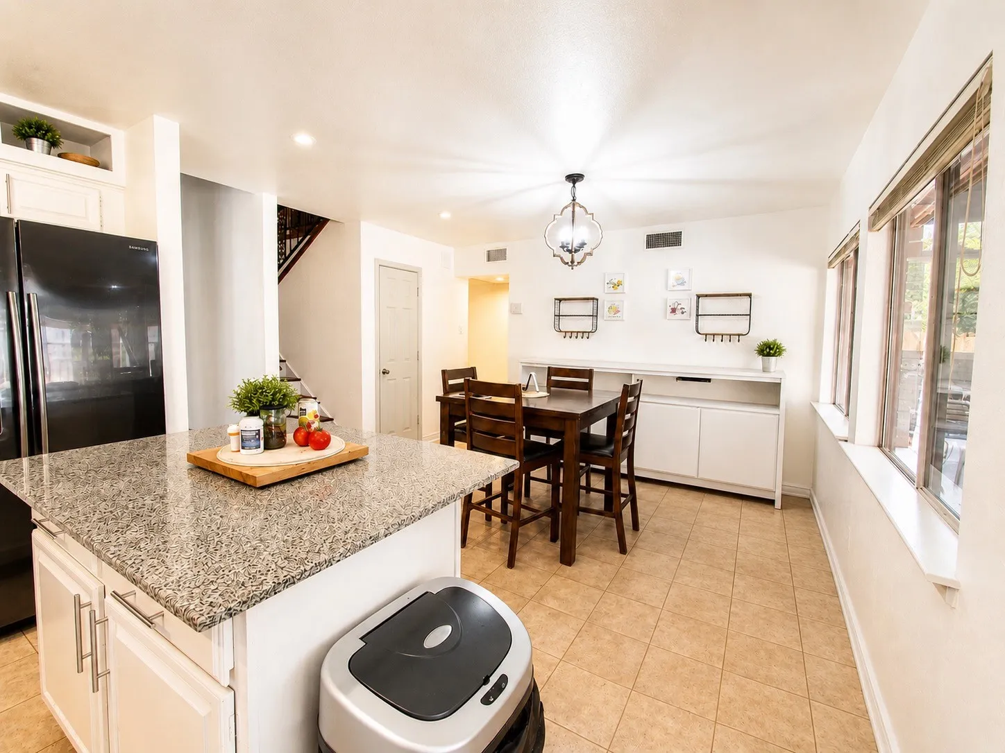 Single Family Residence For Sale in Tarrant County , 2113 Oakwood Lane, Arlington, Texas 76012, 3 Bedroom, 3 Bathroom, 2 Garage spaces, 2,095 Sqft, built in 1977, mls#21377992, Real Estate Agent in Arlington, Homes For Sale in Tarrant county, Homes For Sale in Arlington, Realtor in Arlington Texas, Real Estate Brokerage Independent Realty Texas, Luminita Cordes Realtor