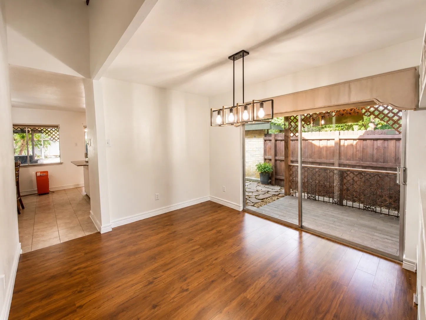 Single Family Residence For Sale in Tarrant County , 2113 Oakwood Lane, Arlington, Texas 76012, 3 Bedroom, 3 Bathroom, 2 Garage spaces, 2,095 Sqft, built in 1977, mls#21377992, Real Estate Agent in Arlington, Homes For Sale in Tarrant county, Homes For Sale in Arlington, Realtor in Arlington Texas, Real Estate Brokerage Independent Realty Texas, Luminita Cordes Realtor