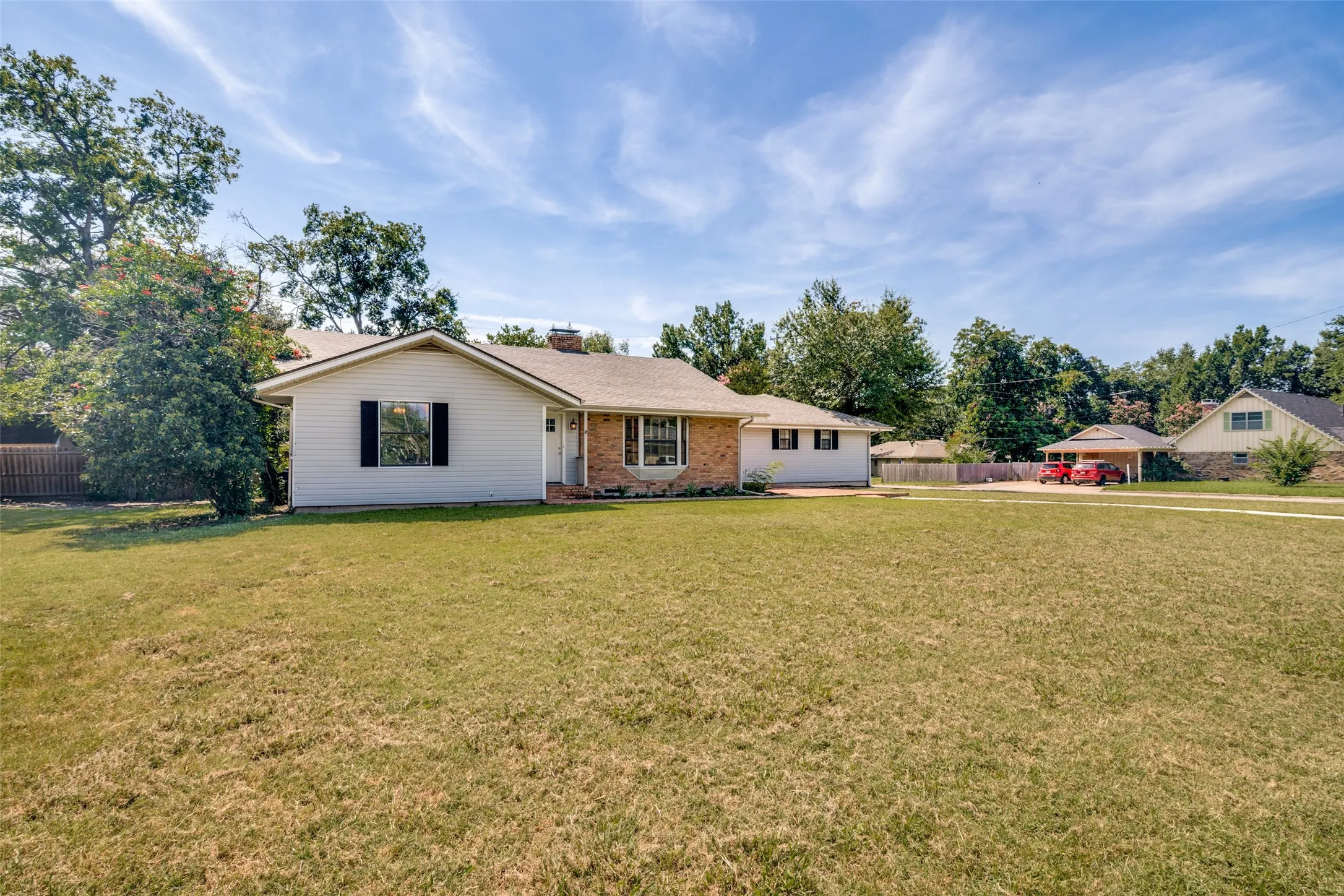 Single Family Residence For Sale in Hunt County , 5405 Kayway Drive, Greenville, Texas 75402, 3 Bedroom, 2 Bathroom, 2 Garage spaces, 1,850 Sqft, built in 1984, mls#21378076, Real Estate Agent in Greenville, Homes For Sale in Hunt county, Homes For Sale in Greenville, Realtor in Greenville Texas, Real Estate Brokerage Independent Realty Texas, Luminita Cordes Realtor
