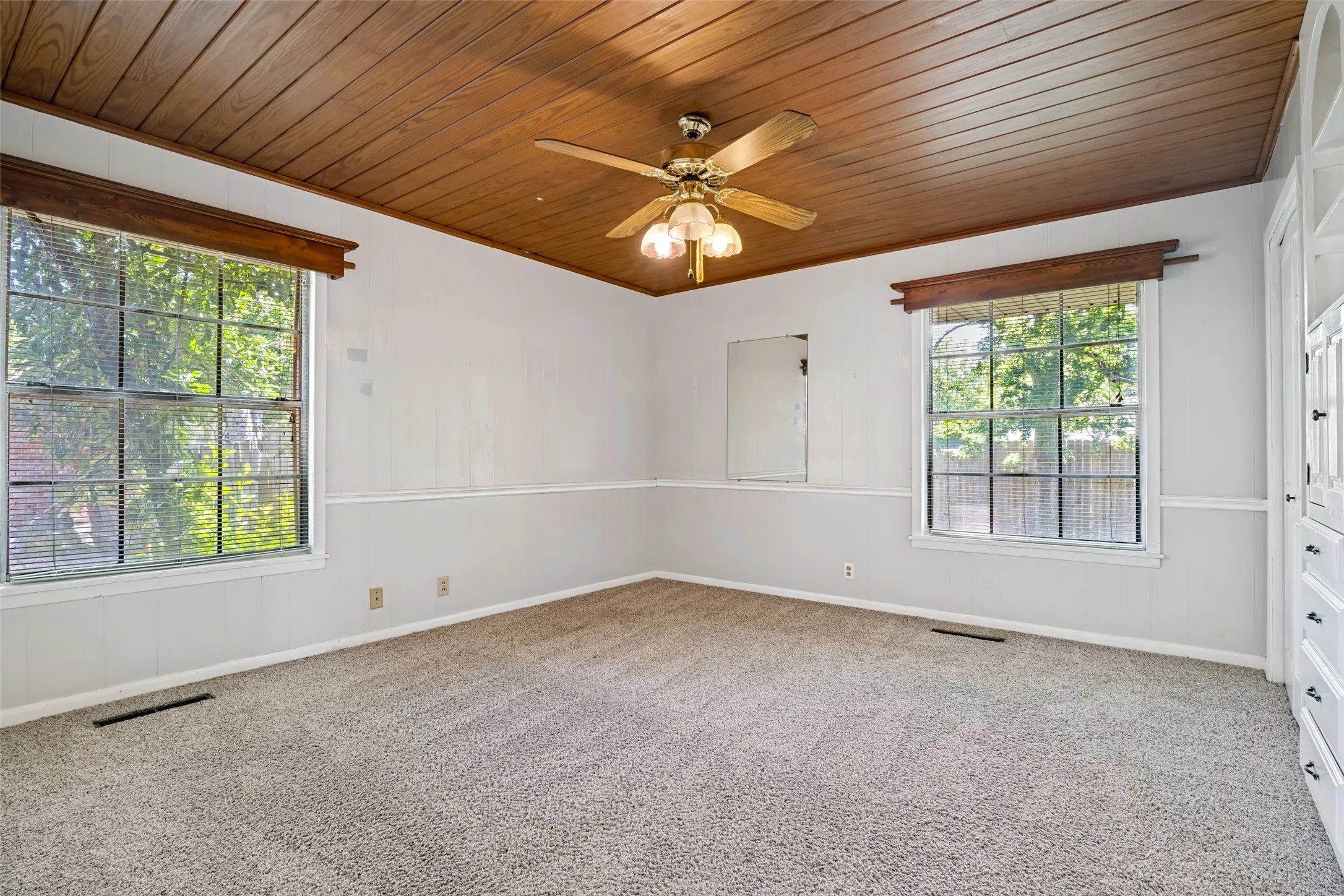 Single Family Residence For Sale in Hunt County , 5405 Kayway Drive, Greenville, Texas 75402, 3 Bedroom, 2 Bathroom, 2 Garage spaces, 1,850 Sqft, built in 1984, mls#21378076, Real Estate Agent in Greenville, Homes For Sale in Hunt county, Homes For Sale in Greenville, Realtor in Greenville Texas, Real Estate Brokerage Independent Realty Texas, Luminita Cordes Realtor