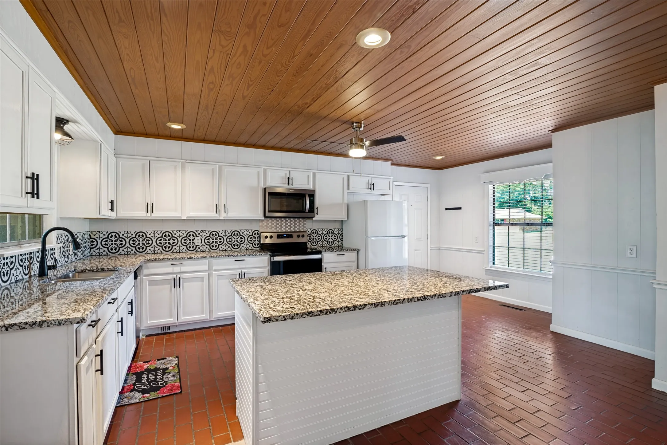 Single Family Residence For Sale in Hunt County , 5405 Kayway Drive, Greenville, Texas 75402, 3 Bedroom, 2 Bathroom, 2 Garage spaces, 1,850 Sqft, built in 1984, mls#21378076, Real Estate Agent in Greenville, Homes For Sale in Hunt county, Homes For Sale in Greenville, Realtor in Greenville Texas, Real Estate Brokerage Independent Realty Texas, Luminita Cordes Realtor