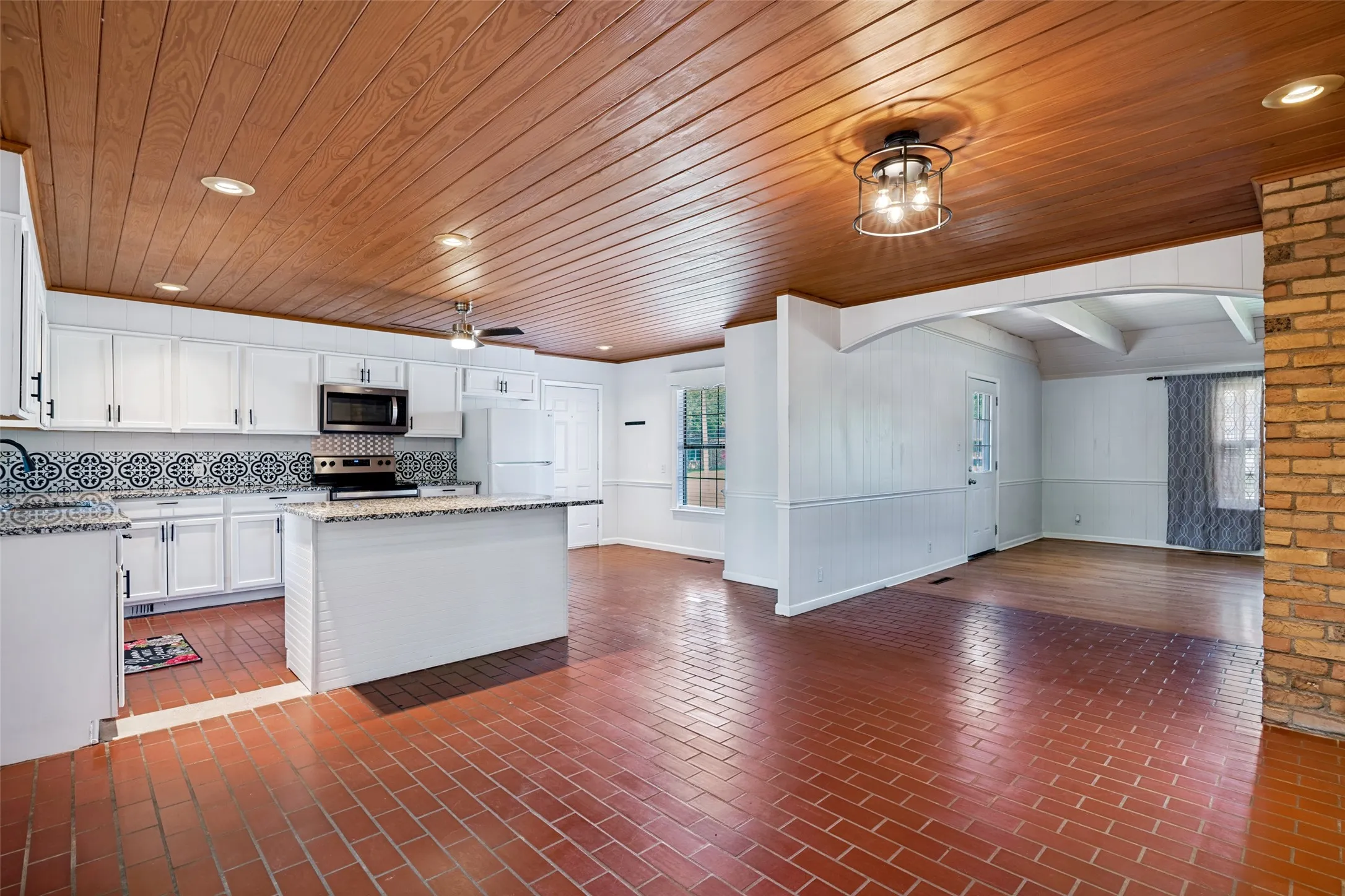 Single Family Residence For Sale in Hunt County , 5405 Kayway Drive, Greenville, Texas 75402, 3 Bedroom, 2 Bathroom, 2 Garage spaces, 1,850 Sqft, built in 1984, mls#21378076, Real Estate Agent in Greenville, Homes For Sale in Hunt county, Homes For Sale in Greenville, Realtor in Greenville Texas, Real Estate Brokerage Independent Realty Texas, Luminita Cordes Realtor