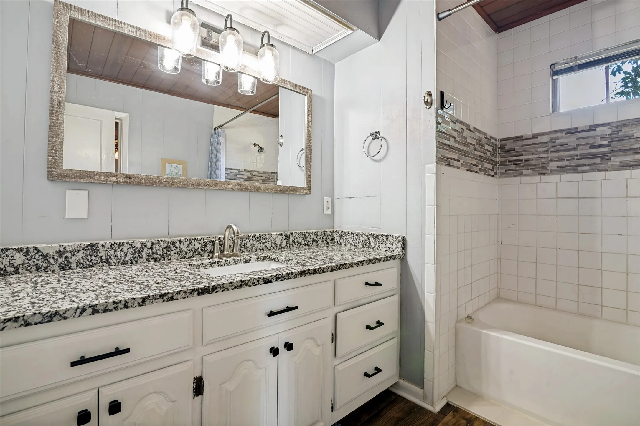 Single Family Residence For Sale in Hunt County , 5405 Kayway Drive, Greenville, Texas 75402, 3 Bedroom, 2 Bathroom, 2 Garage spaces, 1,850 Sqft, built in 1984, mls#21378076, Real Estate Agent in Greenville, Homes For Sale in Hunt county, Homes For Sale in Greenville, Realtor in Greenville Texas, Real Estate Brokerage Independent Realty Texas, Luminita Cordes Realtor