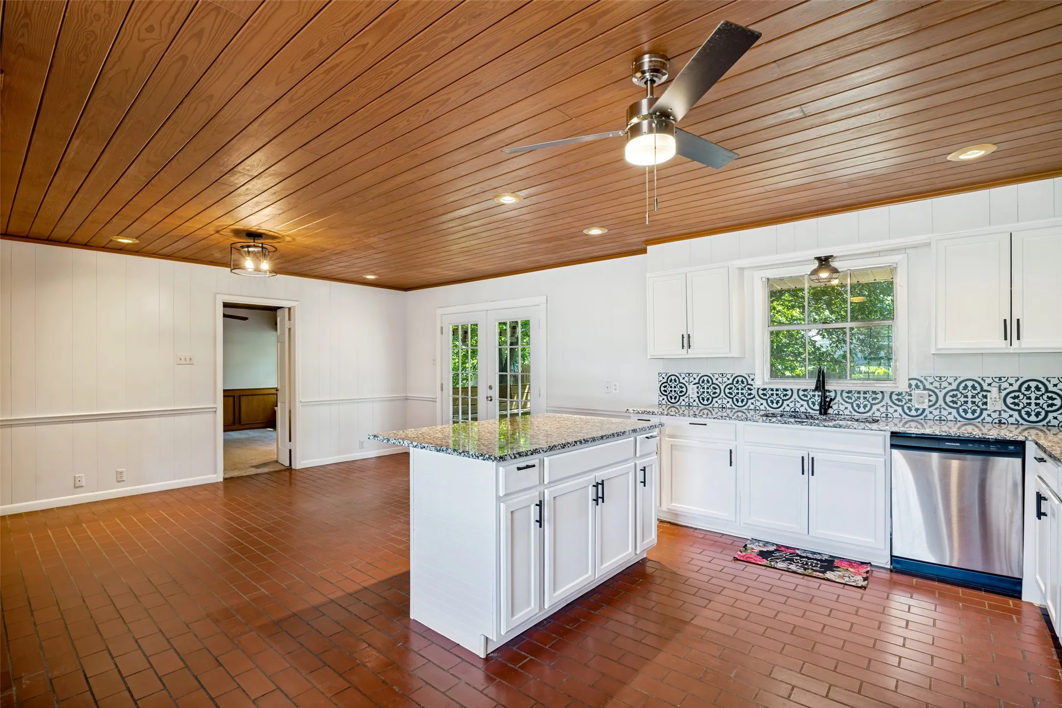 Single Family Residence For Sale in Hunt County , 5405 Kayway Drive, Greenville, Texas 75402, 3 Bedroom, 2 Bathroom, 2 Garage spaces, 1,850 Sqft, built in 1984, mls#21378076, Real Estate Agent in Greenville, Homes For Sale in Hunt county, Homes For Sale in Greenville, Realtor in Greenville Texas, Real Estate Brokerage Independent Realty Texas, Luminita Cordes Realtor