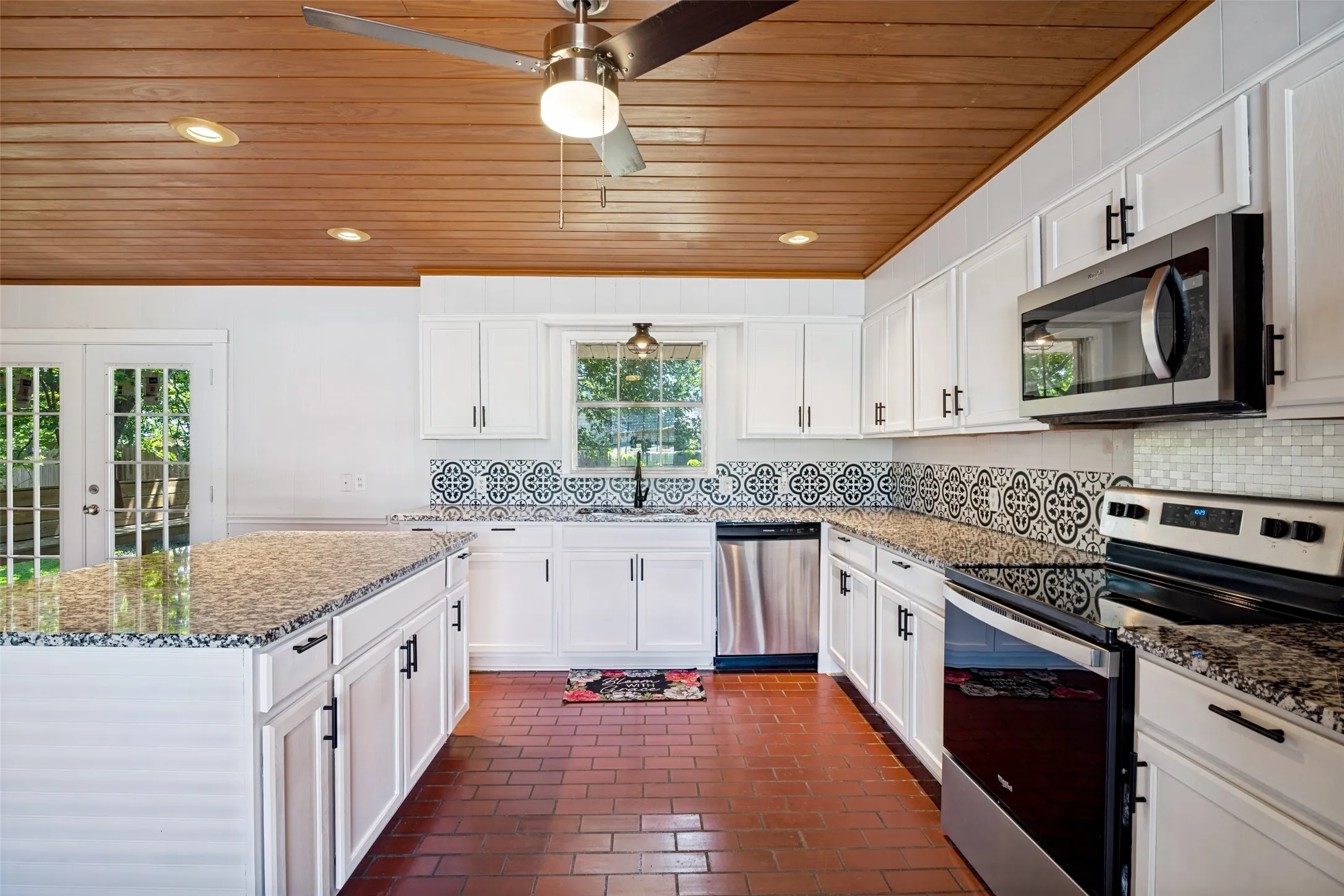 Single Family Residence For Sale in Hunt County , 5405 Kayway Drive, Greenville, Texas 75402, 3 Bedroom, 2 Bathroom, 2 Garage spaces, 1,850 Sqft, built in 1984, mls#21378076, Real Estate Agent in Greenville, Homes For Sale in Hunt county, Homes For Sale in Greenville, Realtor in Greenville Texas, Real Estate Brokerage Independent Realty Texas, Luminita Cordes Realtor