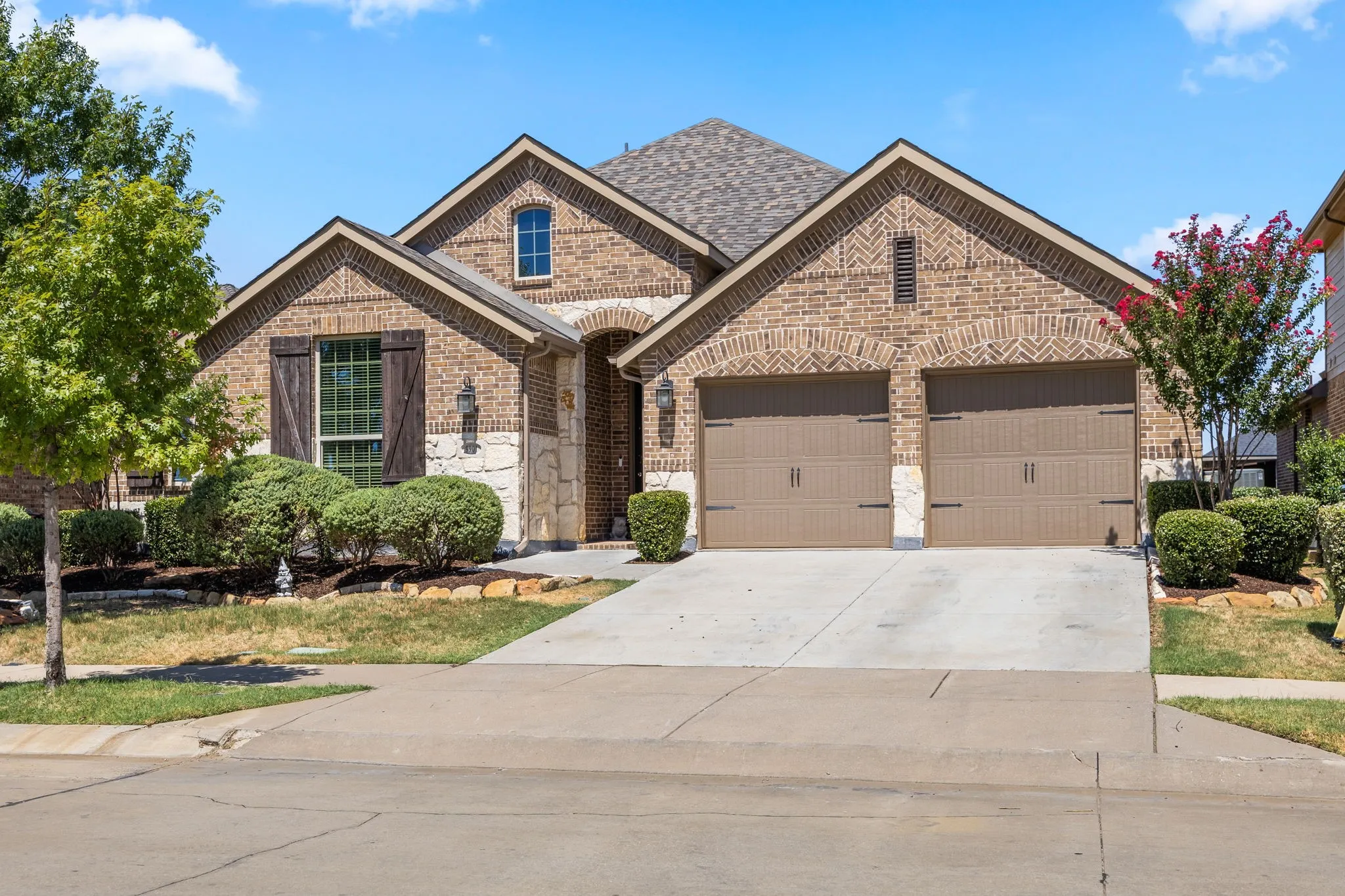 Single Family Residence For Sale in Denton County , 9901 Trinity Drive, Little Elm, Texas 75068, 4 Bedroom, 4 Bathroom, 3 Garage spaces, 2,803 Sqft, built in 2016, mls#21377540, Real Estate Agent in Little Elm, Homes For Sale in Denton county, Homes For Sale in Little Elm, Realtor in Little Elm Texas, Real Estate Brokerage Independent Realty Texas, Luminita Cordes Realtor