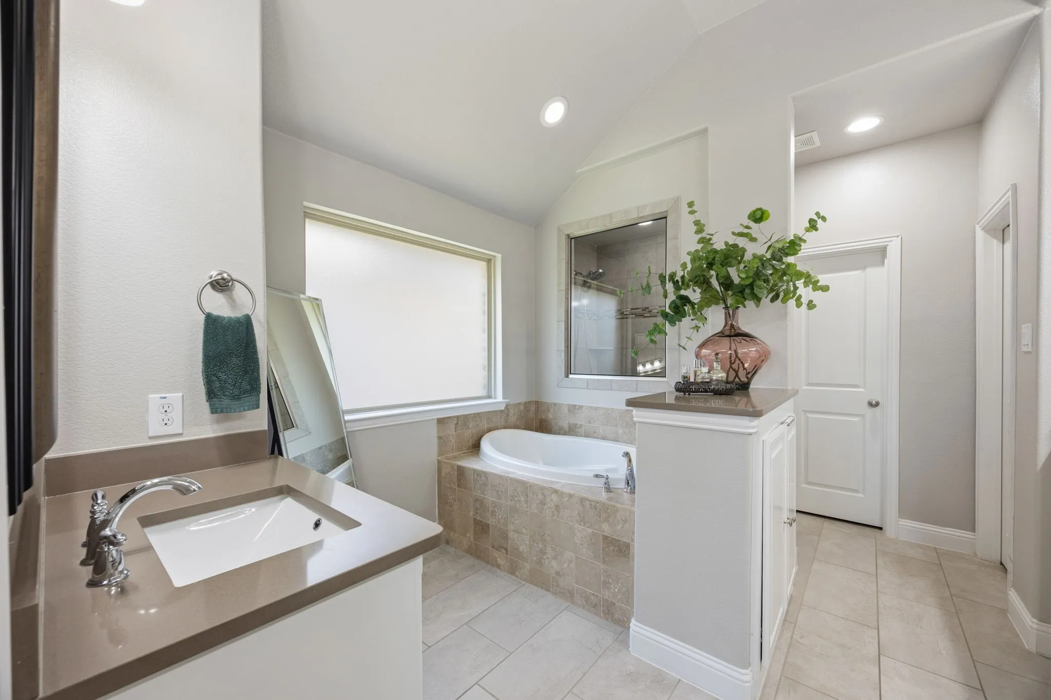 Single Family Residence For Sale in Denton County , 9901 Trinity Drive, Little Elm, Texas 75068, 4 Bedroom, 4 Bathroom, 3 Garage spaces, 2,803 Sqft, built in 2016, mls#21377540, Real Estate Agent in Little Elm, Homes For Sale in Denton county, Homes For Sale in Little Elm, Realtor in Little Elm Texas, Real Estate Brokerage Independent Realty Texas, Luminita Cordes Realtor