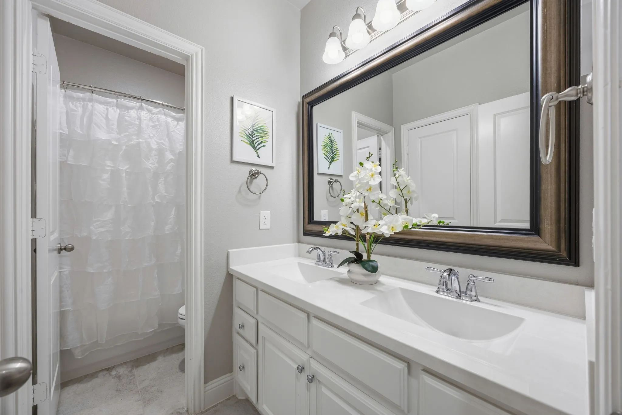 Single Family Residence For Sale in Denton County , 9901 Trinity Drive, Little Elm, Texas 75068, 4 Bedroom, 4 Bathroom, 3 Garage spaces, 2,803 Sqft, built in 2016, mls#21377540, Real Estate Agent in Little Elm, Homes For Sale in Denton county, Homes For Sale in Little Elm, Realtor in Little Elm Texas, Real Estate Brokerage Independent Realty Texas, Luminita Cordes Realtor