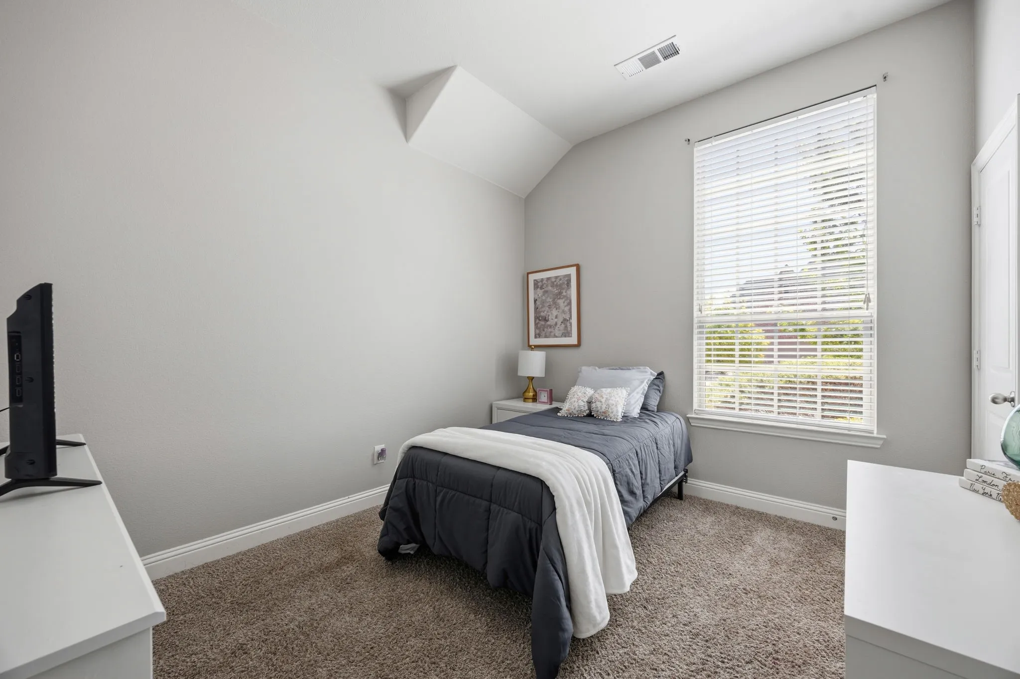 Single Family Residence For Sale in Denton County , 9901 Trinity Drive, Little Elm, Texas 75068, 4 Bedroom, 4 Bathroom, 3 Garage spaces, 2,803 Sqft, built in 2016, mls#21377540, Real Estate Agent in Little Elm, Homes For Sale in Denton county, Homes For Sale in Little Elm, Realtor in Little Elm Texas, Real Estate Brokerage Independent Realty Texas, Luminita Cordes Realtor