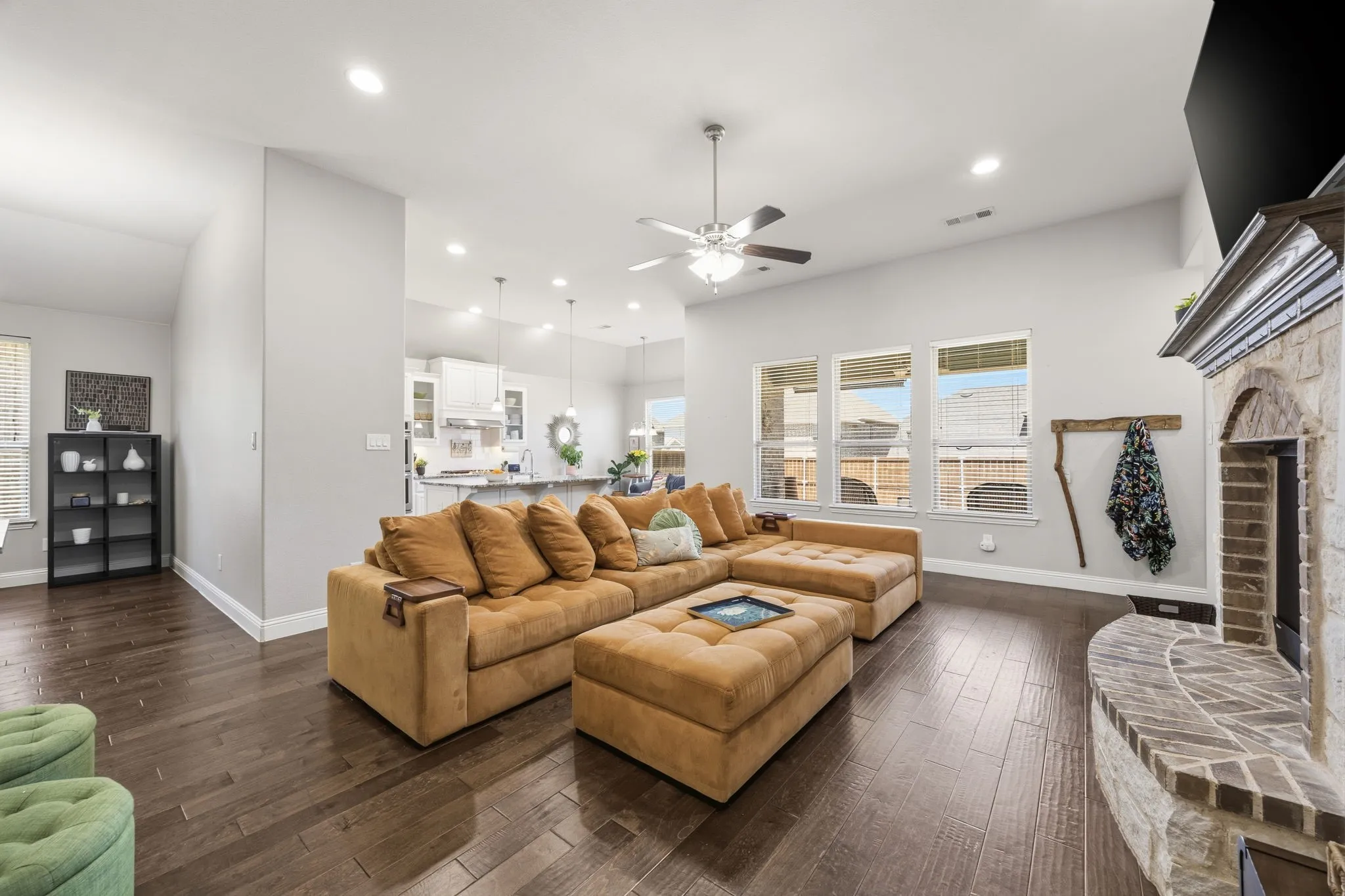 Single Family Residence For Sale in Denton County , 9901 Trinity Drive, Little Elm, Texas 75068, 4 Bedroom, 4 Bathroom, 3 Garage spaces, 2,803 Sqft, built in 2016, mls#21377540, Real Estate Agent in Little Elm, Homes For Sale in Denton county, Homes For Sale in Little Elm, Realtor in Little Elm Texas, Real Estate Brokerage Independent Realty Texas, Luminita Cordes Realtor
