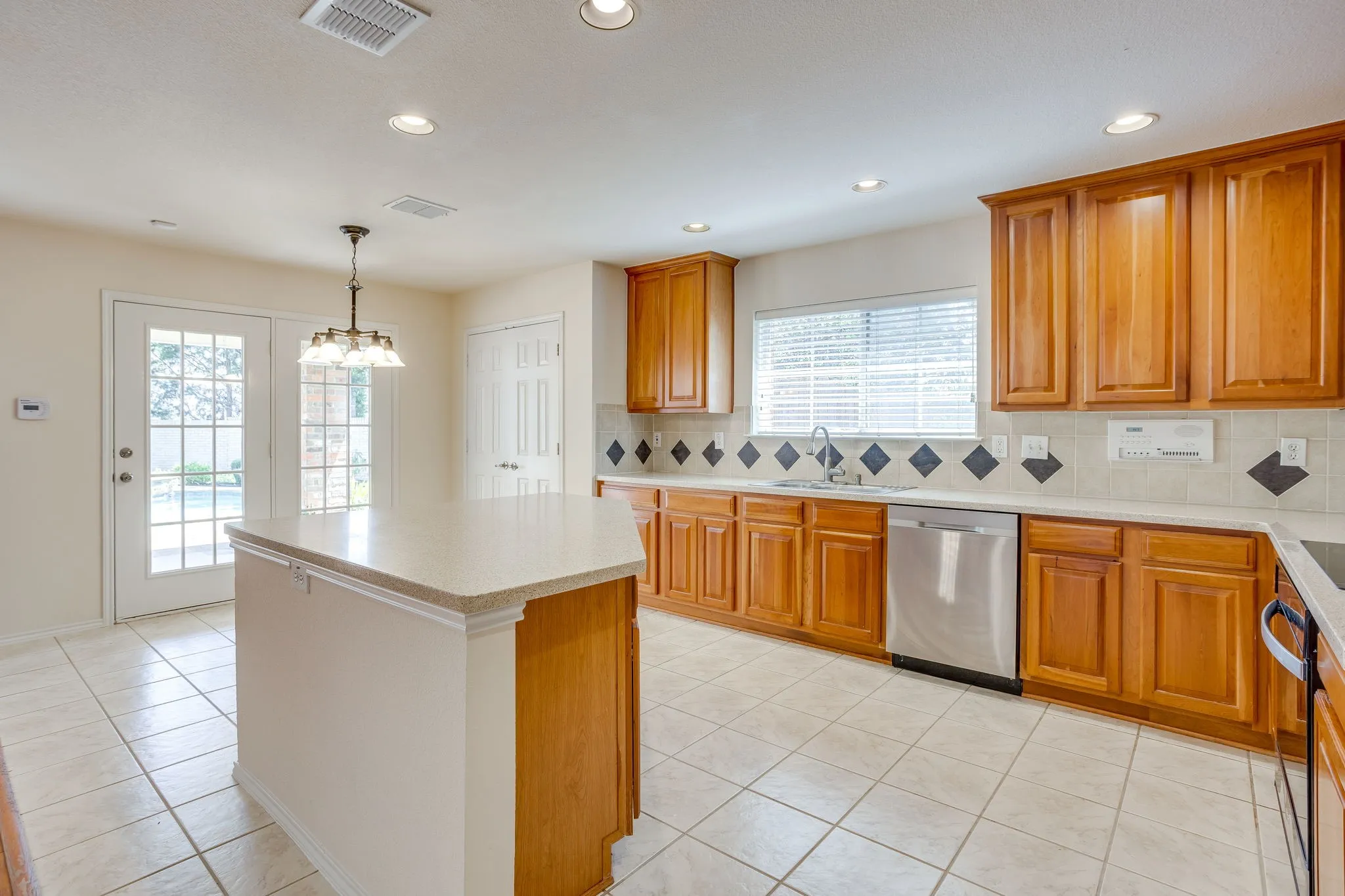 Kitchen with island eat-in Breakfast Area.
