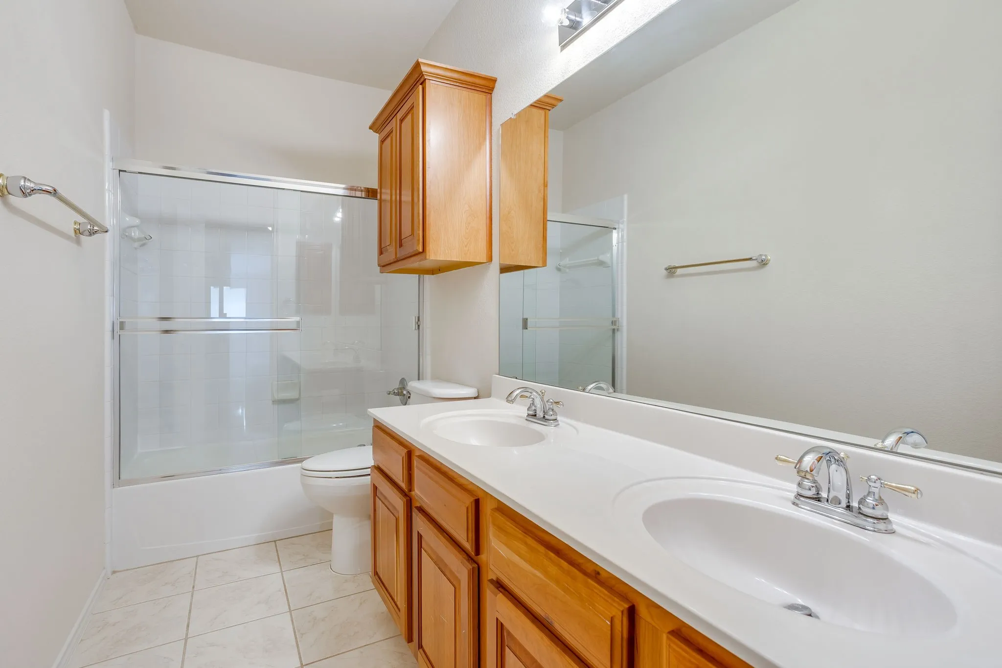 1 of 2 upstairs full baths into hallway.