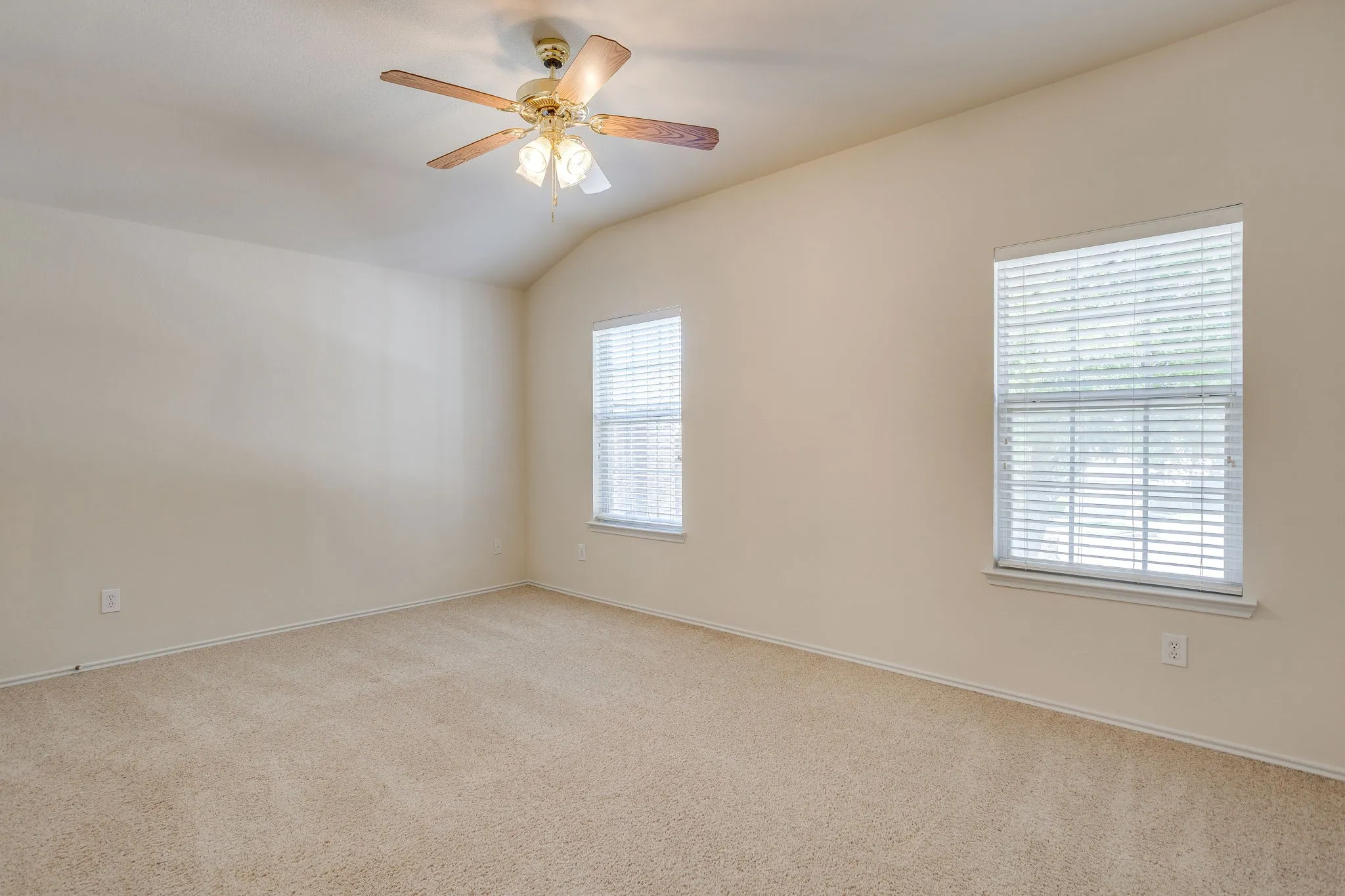 Single Family Residence For Sale in Tarrant County , 4205 Bayside Court, Arlington, Texas 76016, 5 Bedroom, 4 Bathroom, 2 Garage spaces, 4,210 Sqft, built in 2004, mls#21367533, Real Estate Agent in Arlington, Homes For Sale in Tarrant county, Homes For Sale in Arlington, Realtor in Arlington Texas, Real Estate Brokerage Independent Realty Texas, Luminita Cordes Realtor
