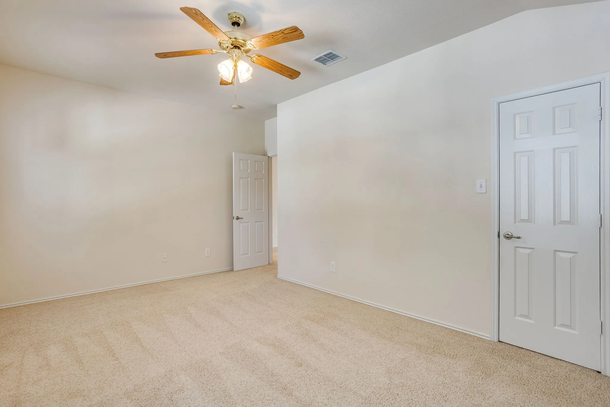 Single Family Residence For Sale in Tarrant County , 4205 Bayside Court, Arlington, Texas 76016, 5 Bedroom, 4 Bathroom, 2 Garage spaces, 4,210 Sqft, built in 2004, mls#21367533, Real Estate Agent in Arlington, Homes For Sale in Tarrant county, Homes For Sale in Arlington, Realtor in Arlington Texas, Real Estate Brokerage Independent Realty Texas, Luminita Cordes Realtor