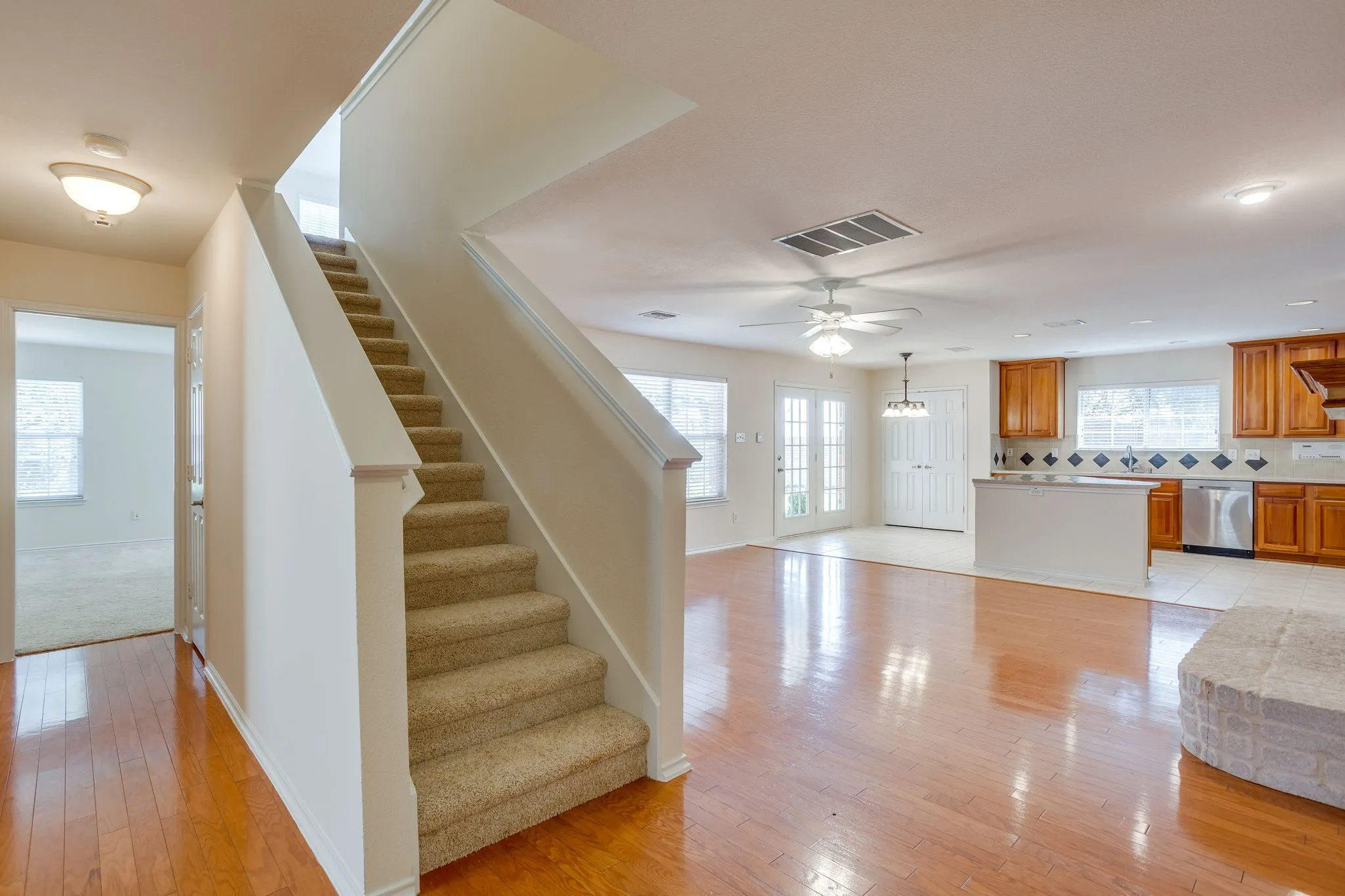 Single Family Residence For Sale in Tarrant County , 4205 Bayside Court, Arlington, Texas 76016, 5 Bedroom, 4 Bathroom, 2 Garage spaces, 4,210 Sqft, built in 2004, mls#21367533, Real Estate Agent in Arlington, Homes For Sale in Tarrant county, Homes For Sale in Arlington, Realtor in Arlington Texas, Real Estate Brokerage Independent Realty Texas, Luminita Cordes Realtor