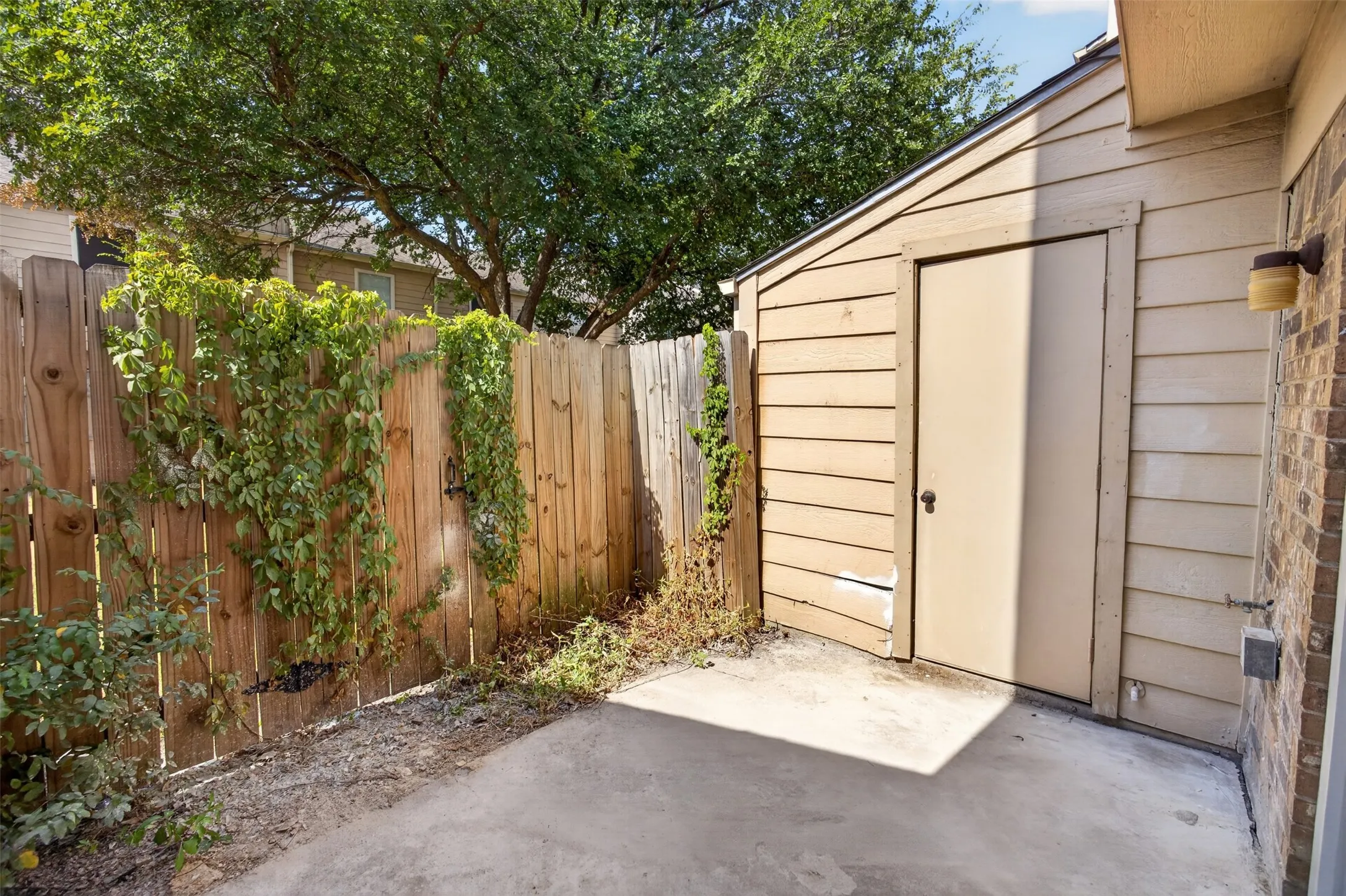 Condominium For Sale in Dallas County , 621 Carriagehouse Lane 8F, Garland, Texas 75040, 2 Bedroom, 2 Bathroom, Garage spaces, 1,089 Sqft, built in 1984, mls#21364093, Real Estate Agent in Garland, Homes For Sale in Dallas county, Homes For Sale in Garland, Realtor in Garland Texas, Real Estate Brokerage Independent Realty Texas, Luminita Cordes Realtor