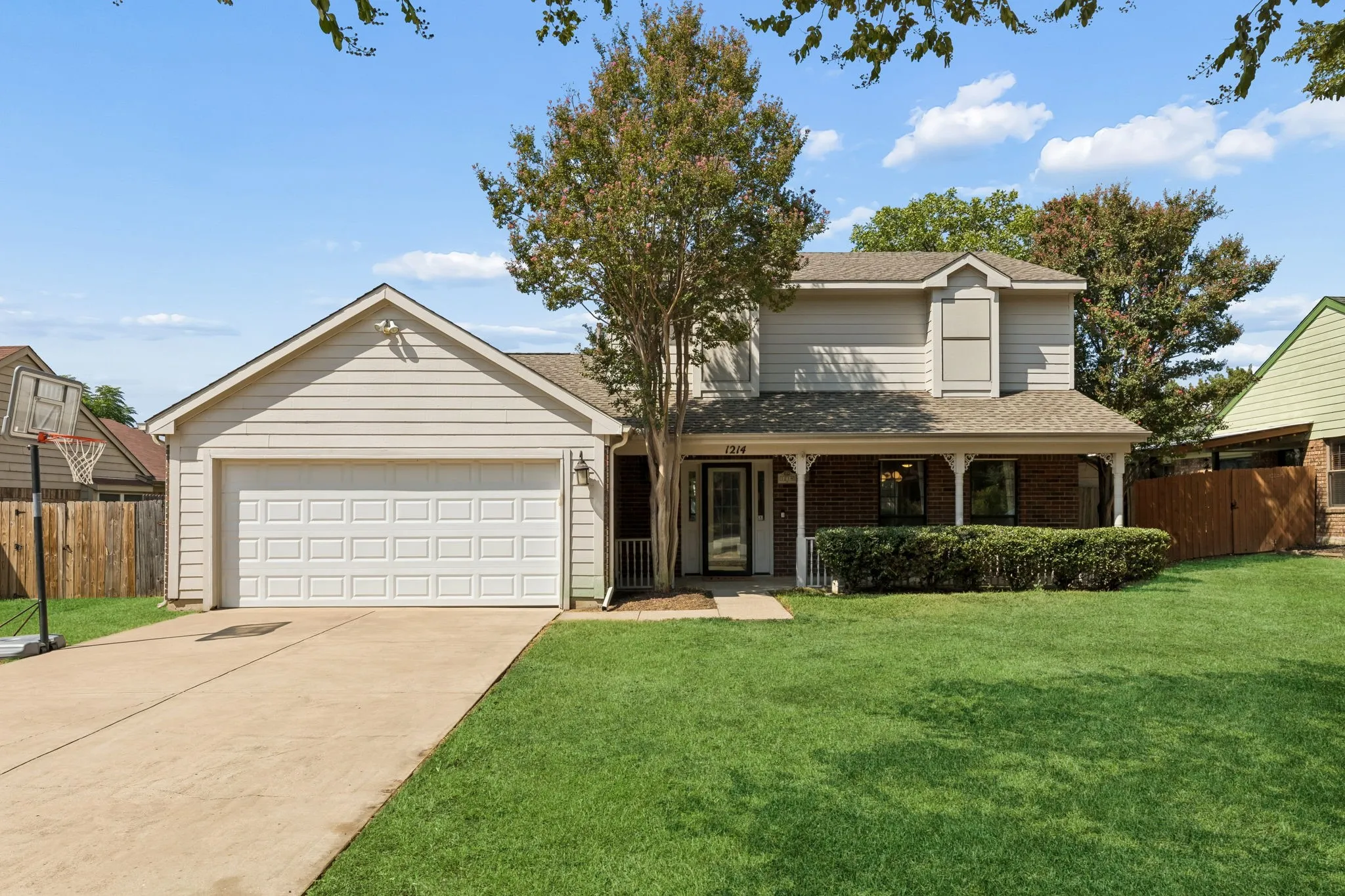 Single Family Residence For Sale in Tarrant County , 1214 Eaton Lane, Grapevine, Texas 76051, 3 Bedroom, 3 Bathroom, 2 Garage spaces, 1,818 Sqft, built in 1986, mls#21372257, Real Estate Agent in Grapevine, Homes For Sale in Tarrant county, Homes For Sale in Grapevine, Realtor in Grapevine Texas, Real Estate Brokerage Independent Realty Texas, Luminita Cordes Realtor