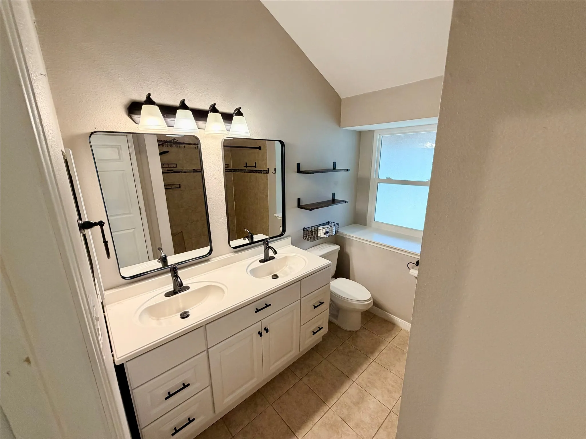 Single Family Residence For Sale in Dallas County , 7102 Lyons Road, Garland, Texas 75043, 3 Bedroom, 2 Bathroom, 2 Garage spaces, 1,660 Sqft, built in 1986, mls#21370626, Real Estate Agent in Garland, Homes For Sale in Dallas county, Homes For Sale in Garland, Realtor in Garland Texas, Real Estate Brokerage Independent Realty Texas, Luminita Cordes Realtor