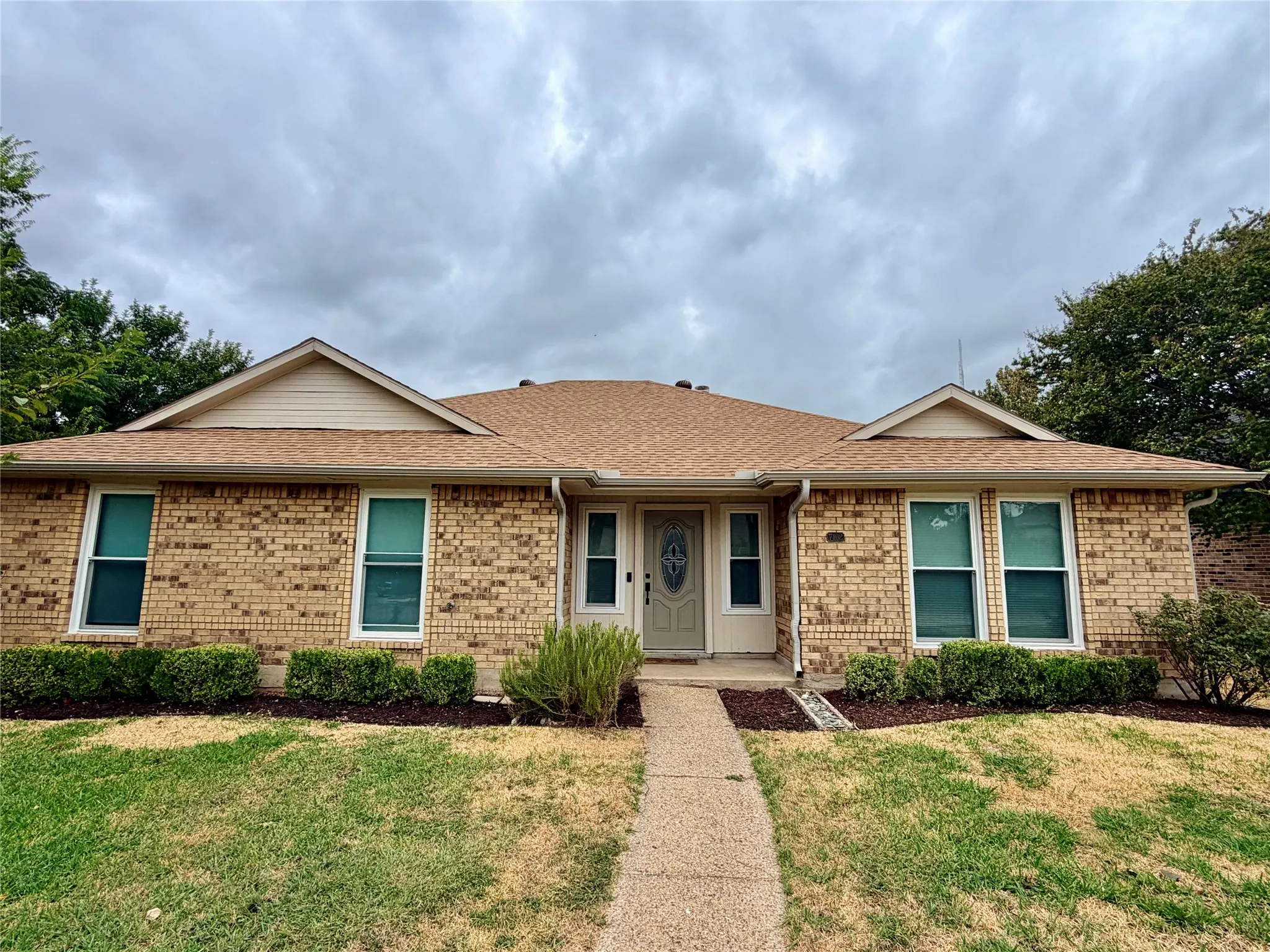 Single Family Residence For Sale in Dallas County , 7102 Lyons Road, Garland, Texas 75043, 3 Bedroom, 2 Bathroom, 2 Garage spaces, 1,660 Sqft, built in 1986, mls#21370626, Real Estate Agent in Garland, Homes For Sale in Dallas county, Homes For Sale in Garland, Realtor in Garland Texas, Real Estate Brokerage Independent Realty Texas, Luminita Cordes Realtor