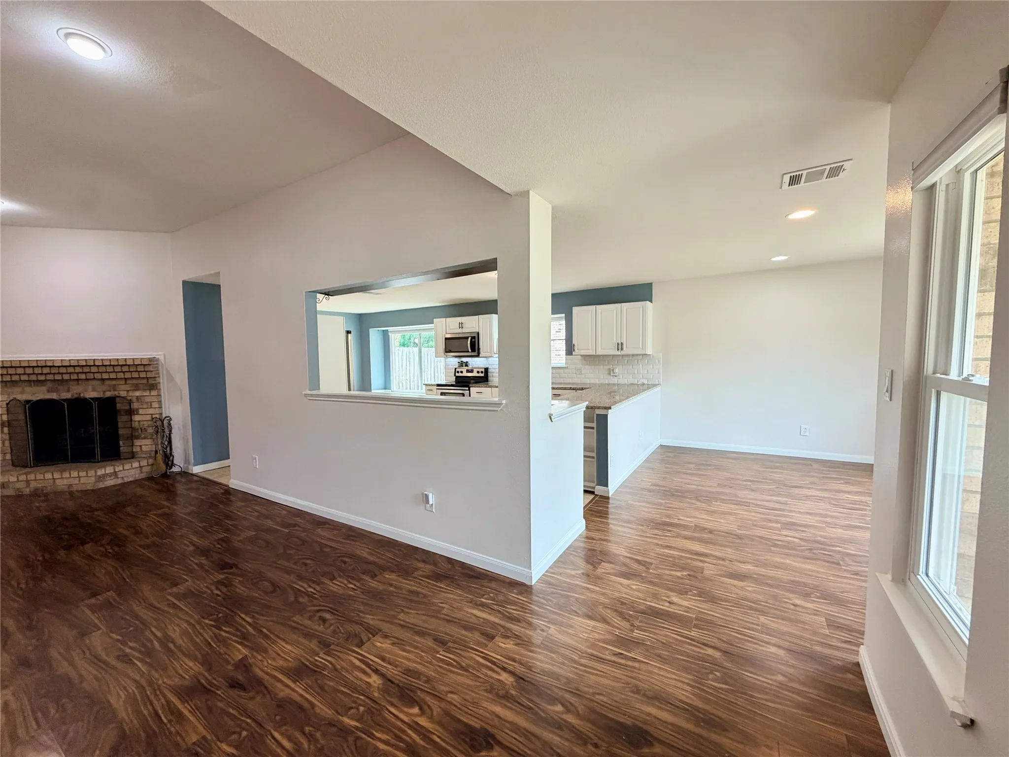Single Family Residence For Sale in Dallas County , 7102 Lyons Road, Garland, Texas 75043, 3 Bedroom, 2 Bathroom, 2 Garage spaces, 1,660 Sqft, built in 1986, mls#21370626, Real Estate Agent in Garland, Homes For Sale in Dallas county, Homes For Sale in Garland, Realtor in Garland Texas, Real Estate Brokerage Independent Realty Texas, Luminita Cordes Realtor
