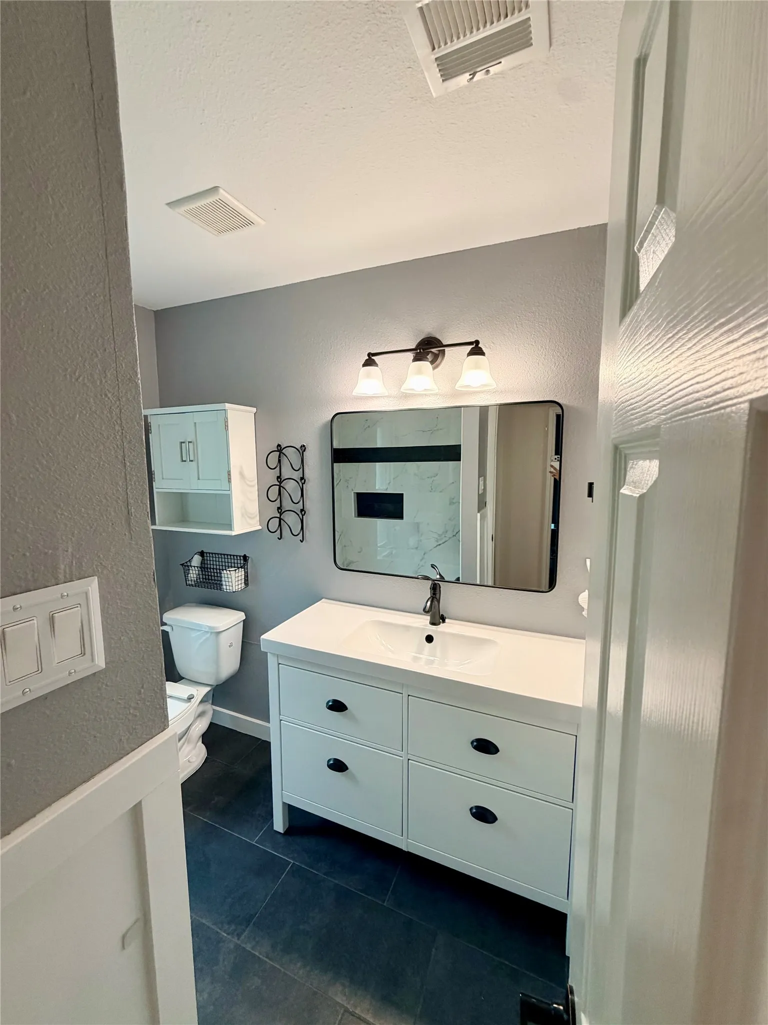 Single Family Residence For Sale in Dallas County , 7102 Lyons Road, Garland, Texas 75043, 3 Bedroom, 2 Bathroom, 2 Garage spaces, 1,660 Sqft, built in 1986, mls#21370626, Real Estate Agent in Garland, Homes For Sale in Dallas county, Homes For Sale in Garland, Realtor in Garland Texas, Real Estate Brokerage Independent Realty Texas, Luminita Cordes Realtor
