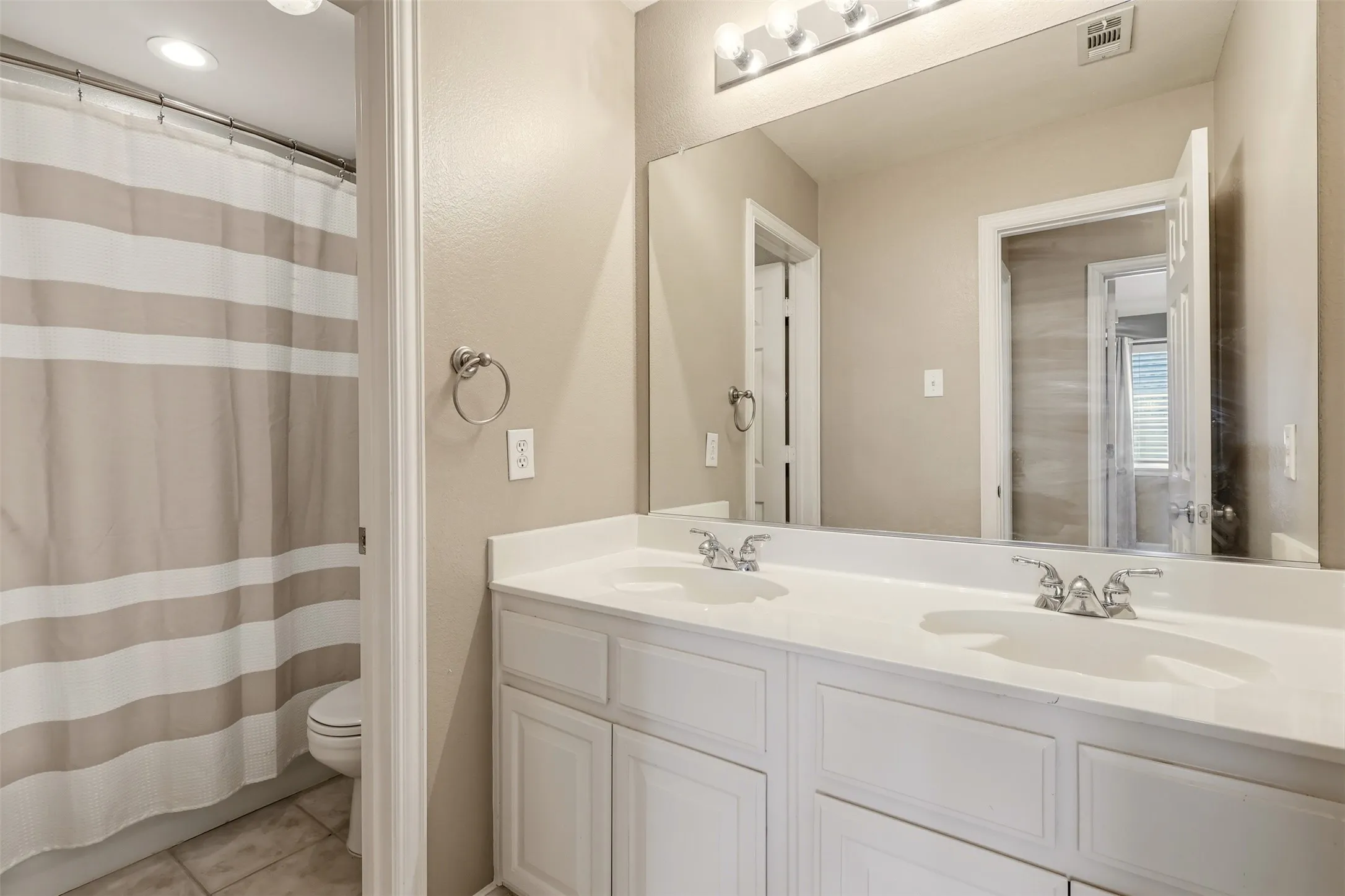 Single Family Residence For Sale in Denton County , 4508 Cassandra Drive, Flower Mound, Texas 75022, 5 Bedroom, 4 Bathroom, 2 Garage spaces, 3,281 Sqft, built in 2003, mls#21373151, Real Estate Agent in Flower Mound, Homes For Sale in Denton county, Homes For Sale in Flower Mound, Realtor in Flower Mound Texas, Real Estate Brokerage Independent Realty Texas, Luminita Cordes Realtor