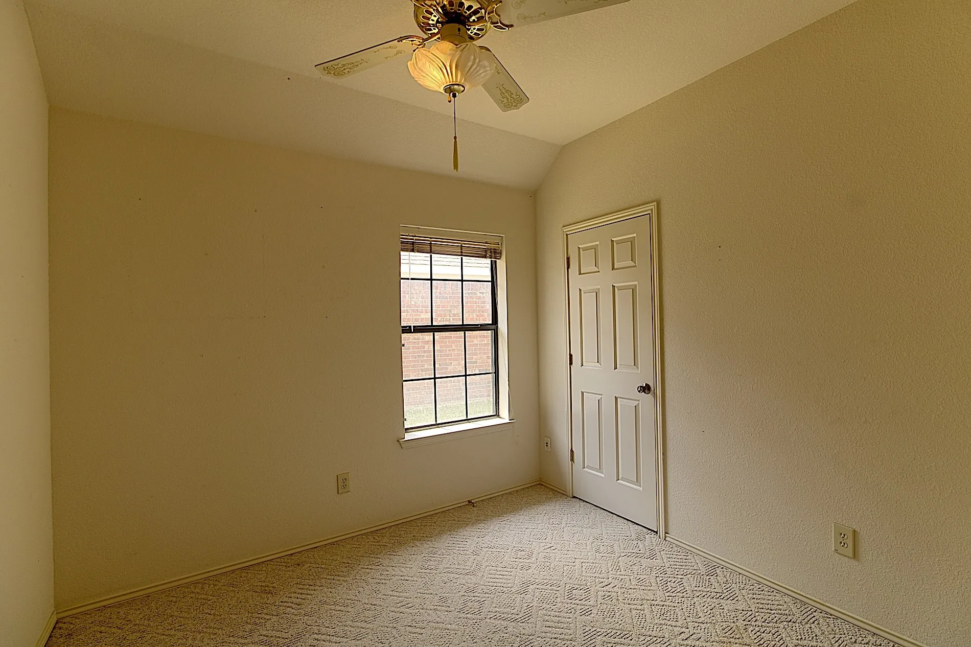 Single Family Residence For Sale in Kaufman County , 913 York Street, Forney, Texas 75126, 3 Bedroom, 2 Bathroom, 3 Garage spaces, 1,879 Sqft, built in 1994, mls#21378074, Real Estate Agent in Forney, Homes For Sale in Kaufman county, Homes For Sale in Forney, Realtor in Forney Texas, Real Estate Brokerage Independent Realty Texas, Luminita Cordes Realtor