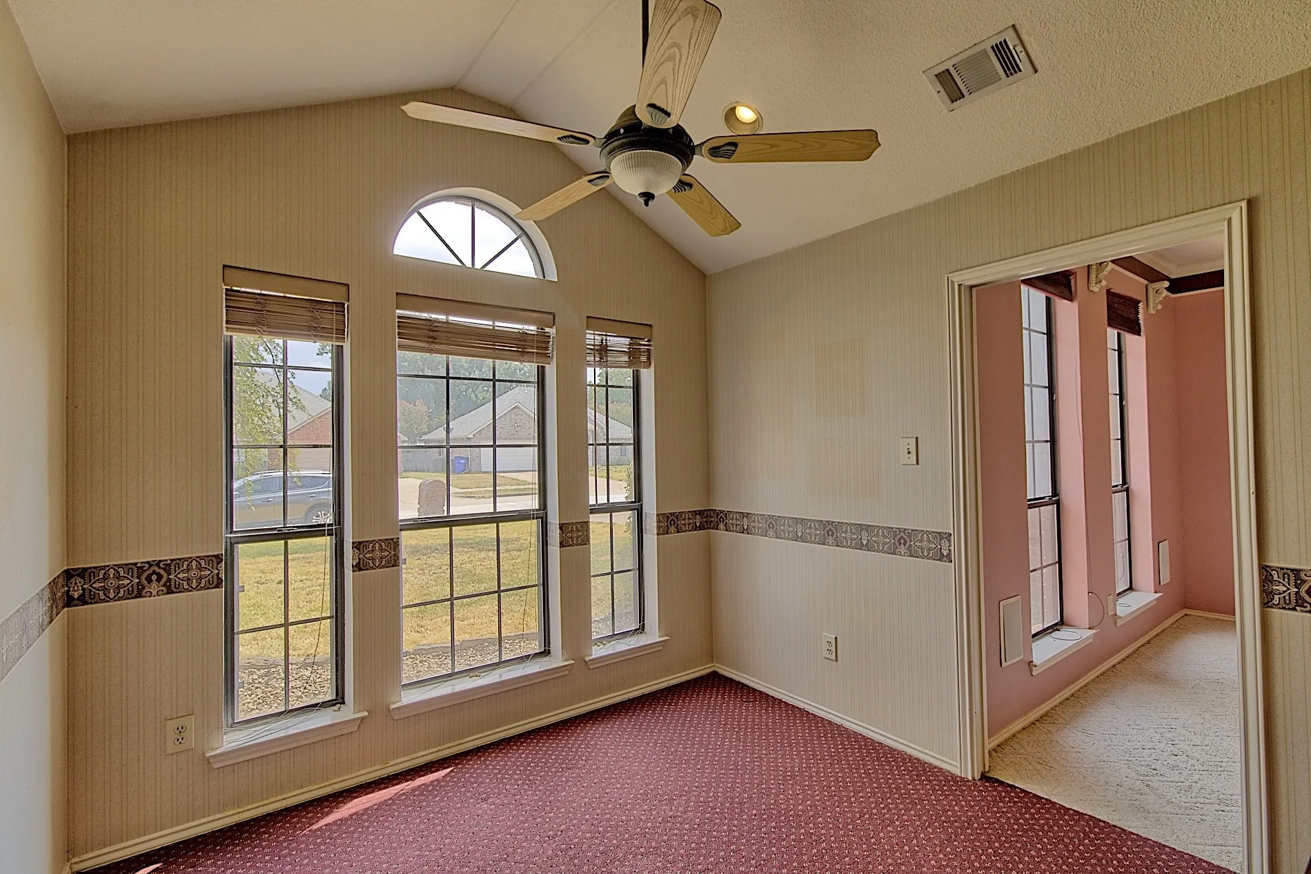 Single Family Residence For Sale in Kaufman County , 913 York Street, Forney, Texas 75126, 3 Bedroom, 2 Bathroom, 3 Garage spaces, 1,879 Sqft, built in 1994, mls#21378074, Real Estate Agent in Forney, Homes For Sale in Kaufman county, Homes For Sale in Forney, Realtor in Forney Texas, Real Estate Brokerage Independent Realty Texas, Luminita Cordes Realtor