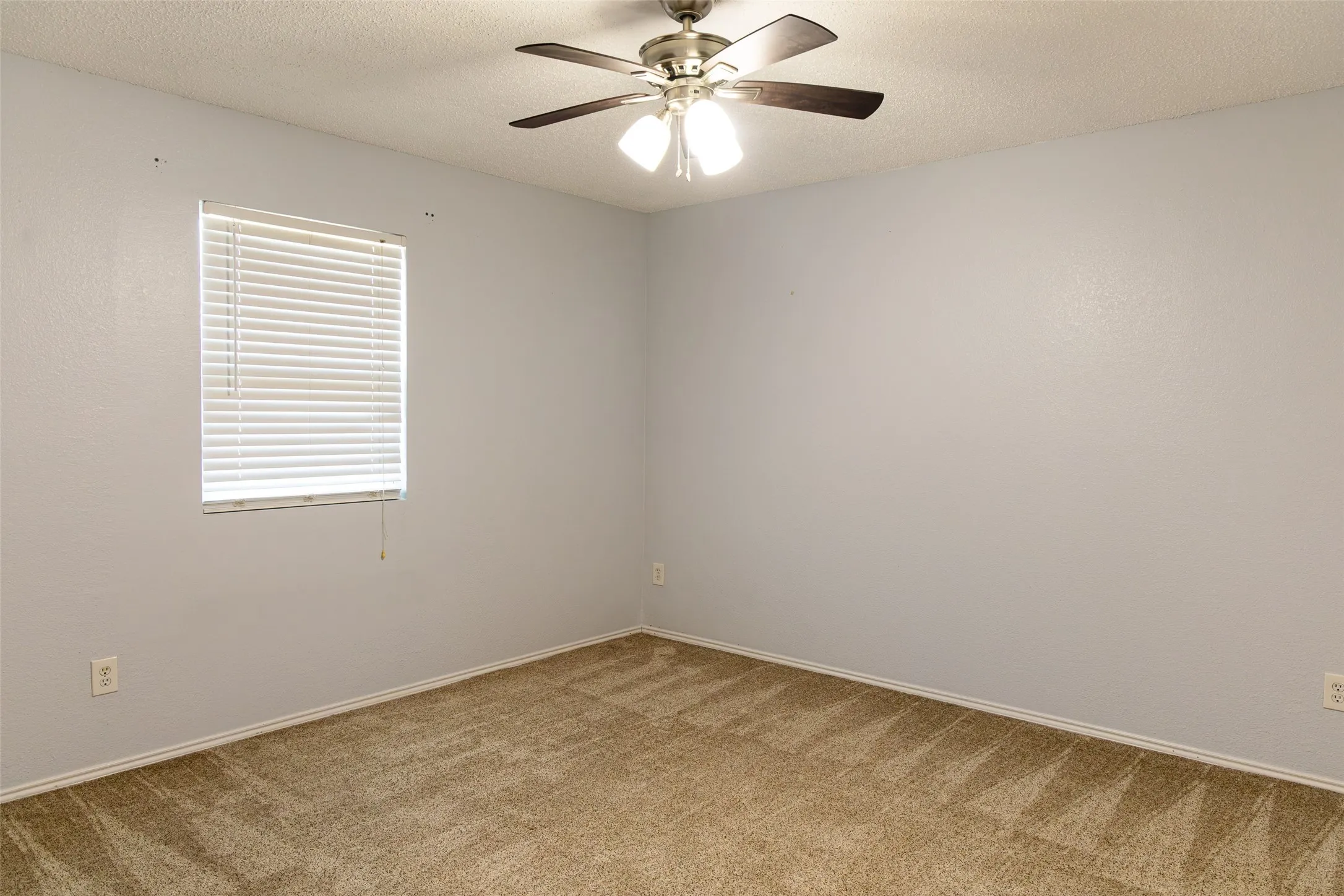 Single Family Residence For Sale in Tarrant County , 5537 Camarillo Drive, Fort Worth, Texas 76244, 4 Bedroom, 4 Bathroom, 2 Garage spaces, 2,519 Sqft, built in 2002, mls#21376222, Real Estate Agent in Fort Worth, Homes For Sale in Tarrant county, Homes For Sale in Fort Worth, Realtor in Fort Worth Texas, Real Estate Brokerage Independent Realty Texas, Luminita Cordes Realtor