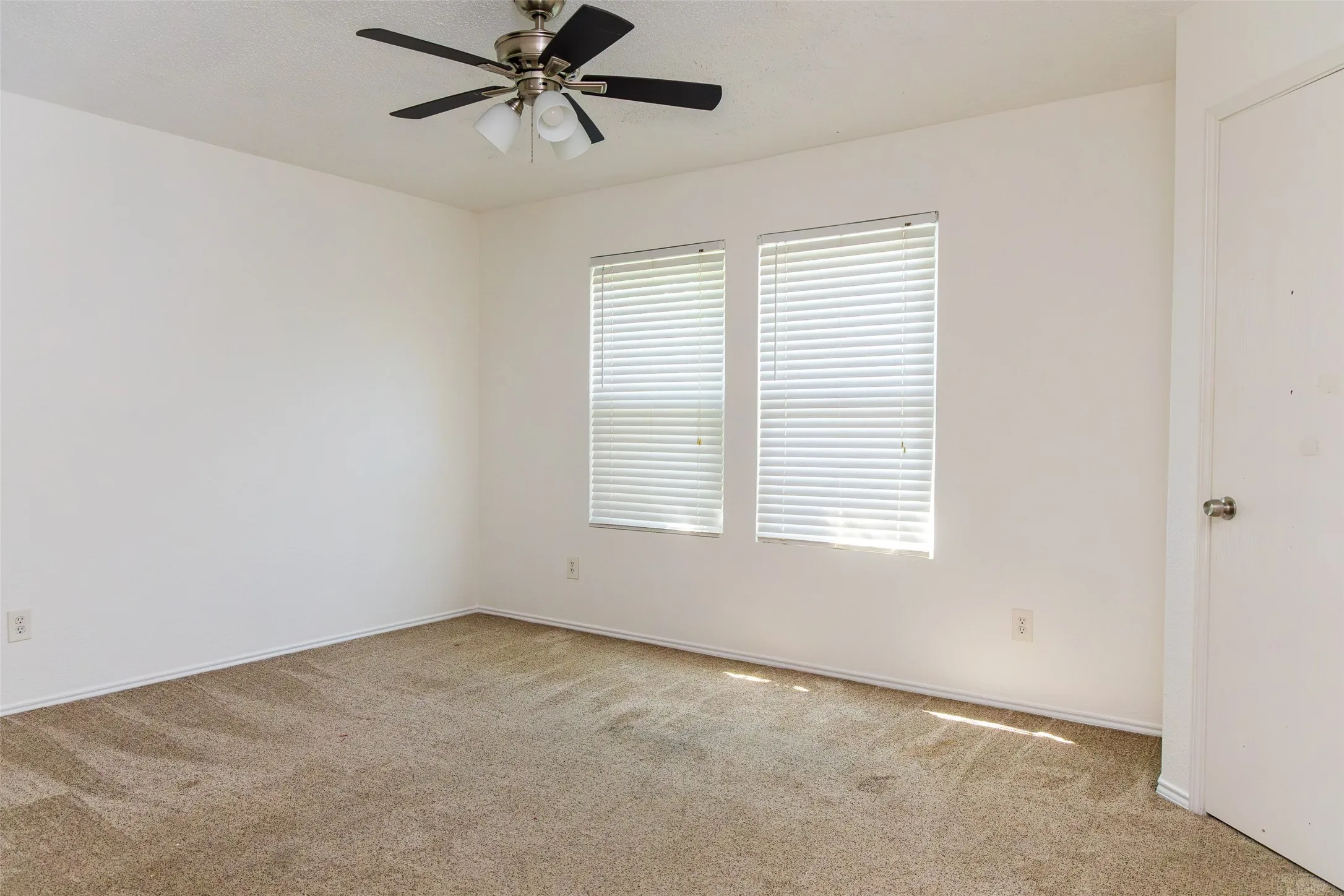 Single Family Residence For Sale in Tarrant County , 5537 Camarillo Drive, Fort Worth, Texas 76244, 4 Bedroom, 4 Bathroom, 2 Garage spaces, 2,519 Sqft, built in 2002, mls#21376222, Real Estate Agent in Fort Worth, Homes For Sale in Tarrant county, Homes For Sale in Fort Worth, Realtor in Fort Worth Texas, Real Estate Brokerage Independent Realty Texas, Luminita Cordes Realtor