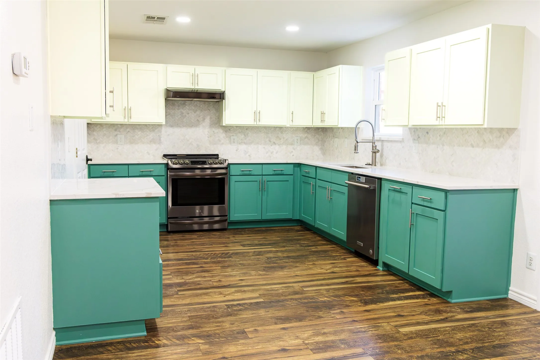Single Family Residence For Sale in Tarrant County , 5537 Camarillo Drive, Fort Worth, Texas 76244, 4 Bedroom, 4 Bathroom, 2 Garage spaces, 2,519 Sqft, built in 2002, mls#21376222, Real Estate Agent in Fort Worth, Homes For Sale in Tarrant county, Homes For Sale in Fort Worth, Realtor in Fort Worth Texas, Real Estate Brokerage Independent Realty Texas, Luminita Cordes Realtor