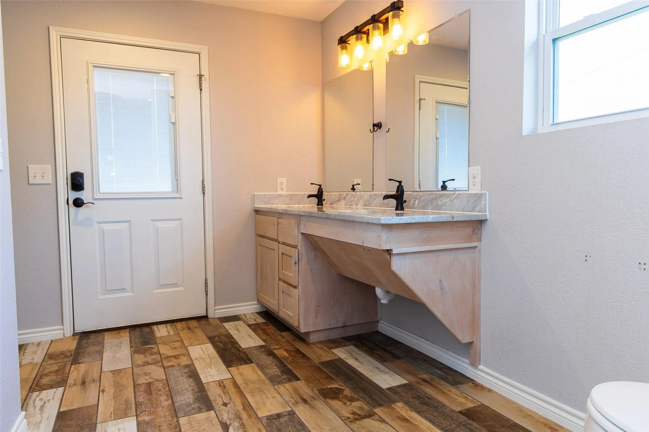 Single Family Residence For Sale in Tarrant County , 5537 Camarillo Drive, Fort Worth, Texas 76244, 4 Bedroom, 4 Bathroom, 2 Garage spaces, 2,519 Sqft, built in 2002, mls#21376222, Real Estate Agent in Fort Worth, Homes For Sale in Tarrant county, Homes For Sale in Fort Worth, Realtor in Fort Worth Texas, Real Estate Brokerage Independent Realty Texas, Luminita Cordes Realtor