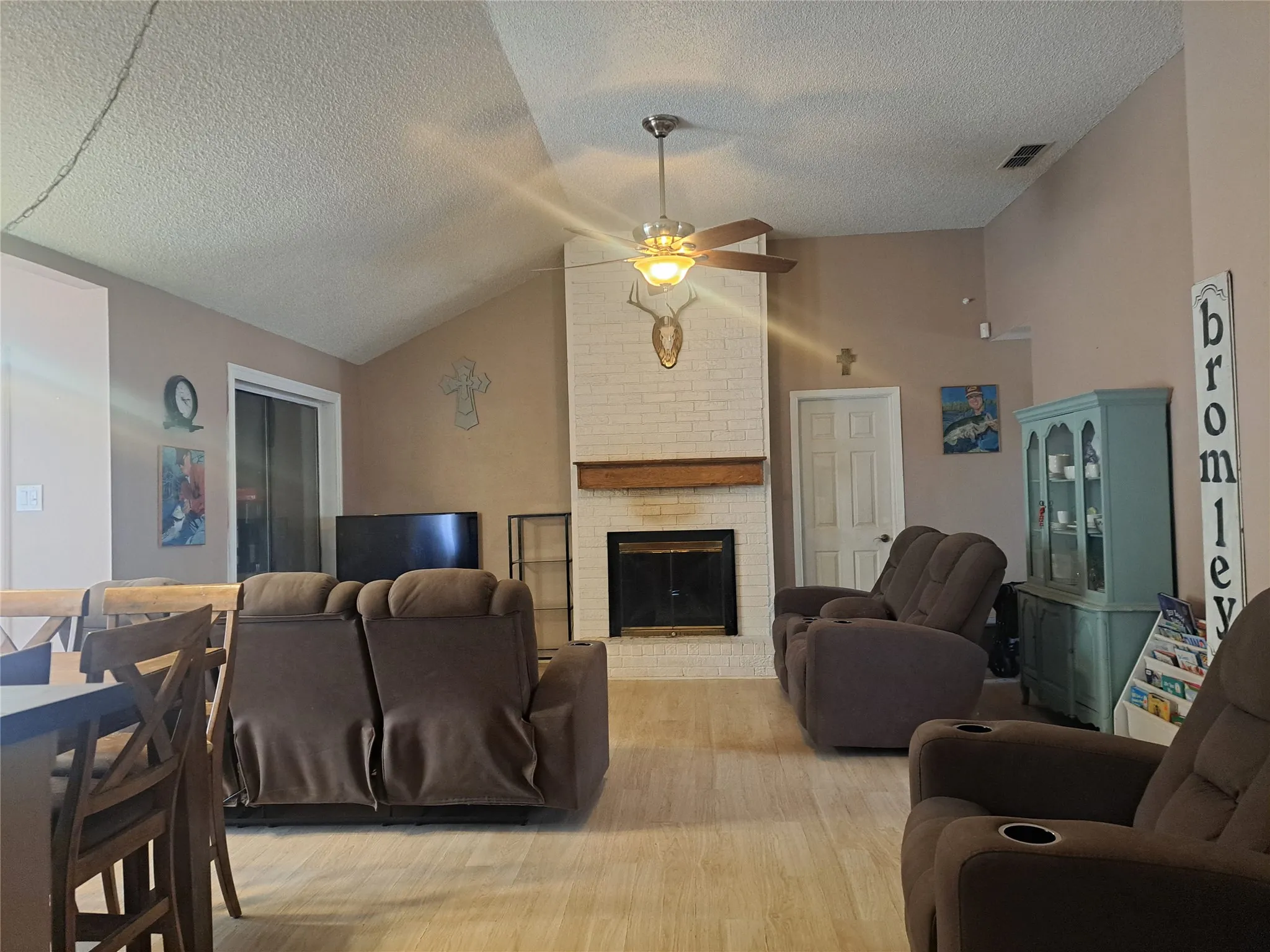 Single Family Residence For Sale in Taylor County , 23 Reagan Circle, Abilene, Texas 79605, 4 Bedroom, 2 Bathroom, Garage spaces, 1,643 Sqft, built in 1983, mls#21378015, Real Estate Agent in Abilene, Homes For Sale in Taylor county, Homes For Sale in Abilene, Realtor in Abilene Texas, Real Estate Brokerage Independent Realty Texas, Luminita Cordes Realtor