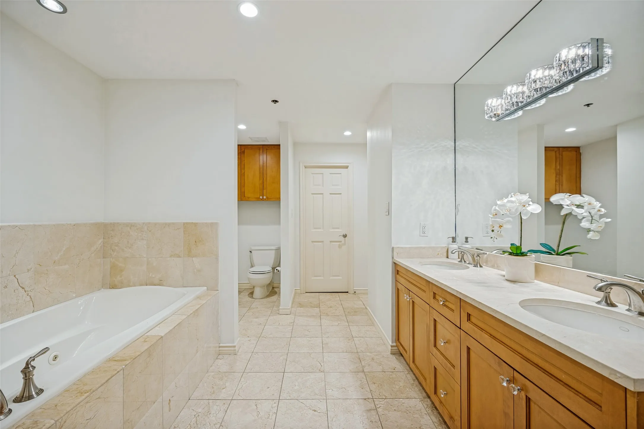 Condominium For Sale in Dallas County , 5909 Luther Lane 2104, Dallas, Texas 75225, 3 Bedroom, 3 Bathroom, 3 Garage spaces, 2,382 Sqft, built in 1983, mls#21378126, Real Estate Agent in Dallas, Homes For Sale in Dallas county, Homes For Sale in Dallas, Realtor in Dallas Texas, Real Estate Brokerage Independent Realty Texas, Luminita Cordes Realtor