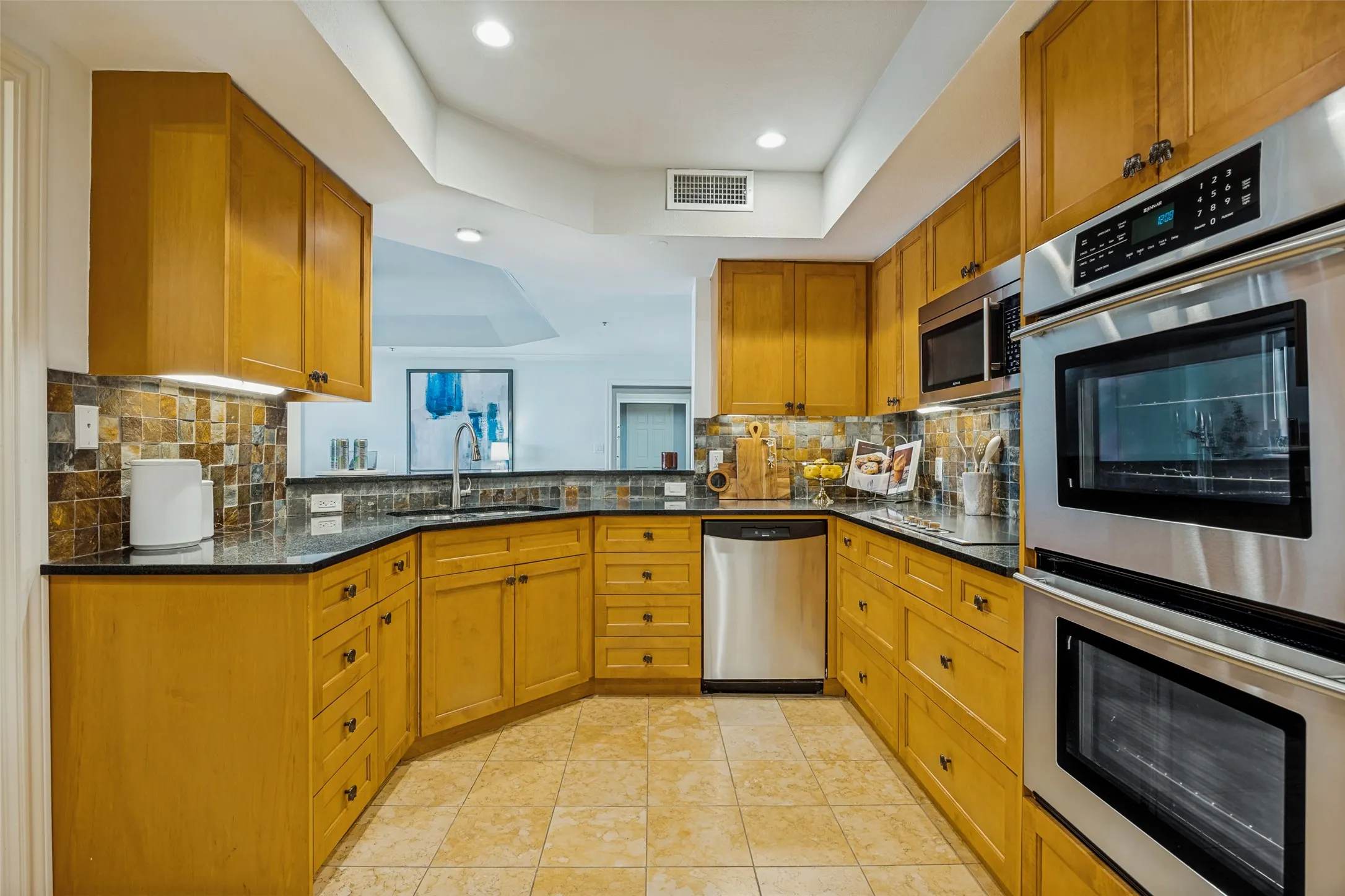 Condominium For Sale in Dallas County , 5909 Luther Lane 2104, Dallas, Texas 75225, 3 Bedroom, 3 Bathroom, 3 Garage spaces, 2,382 Sqft, built in 1983, mls#21378126, Real Estate Agent in Dallas, Homes For Sale in Dallas county, Homes For Sale in Dallas, Realtor in Dallas Texas, Real Estate Brokerage Independent Realty Texas, Luminita Cordes Realtor