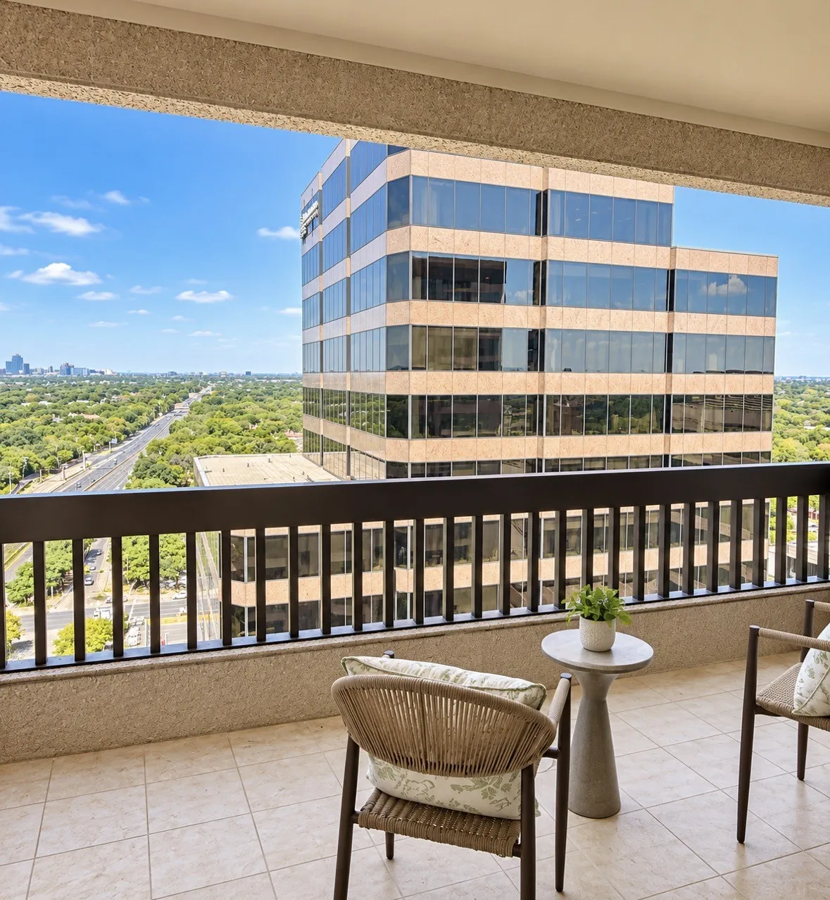 Condominium For Sale in Dallas County , 5909 Luther Lane 2104, Dallas, Texas 75225, 3 Bedroom, 3 Bathroom, 3 Garage spaces, 2,382 Sqft, built in 1983, mls#21378126, Real Estate Agent in Dallas, Homes For Sale in Dallas county, Homes For Sale in Dallas, Realtor in Dallas Texas, Real Estate Brokerage Independent Realty Texas, Luminita Cordes Realtor