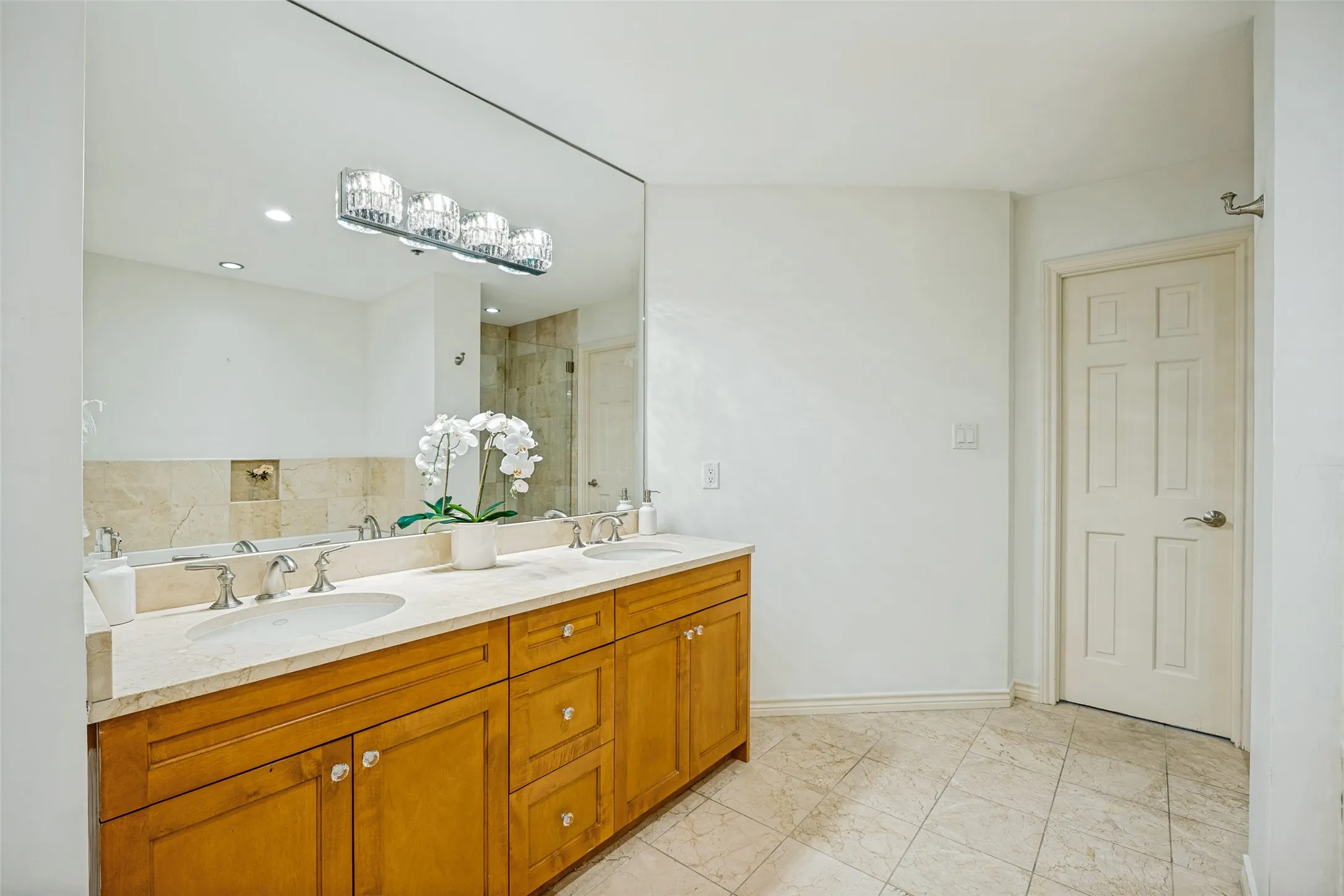 Condominium For Sale in Dallas County , 5909 Luther Lane 2104, Dallas, Texas 75225, 3 Bedroom, 3 Bathroom, 3 Garage spaces, 2,382 Sqft, built in 1983, mls#21378126, Real Estate Agent in Dallas, Homes For Sale in Dallas county, Homes For Sale in Dallas, Realtor in Dallas Texas, Real Estate Brokerage Independent Realty Texas, Luminita Cordes Realtor