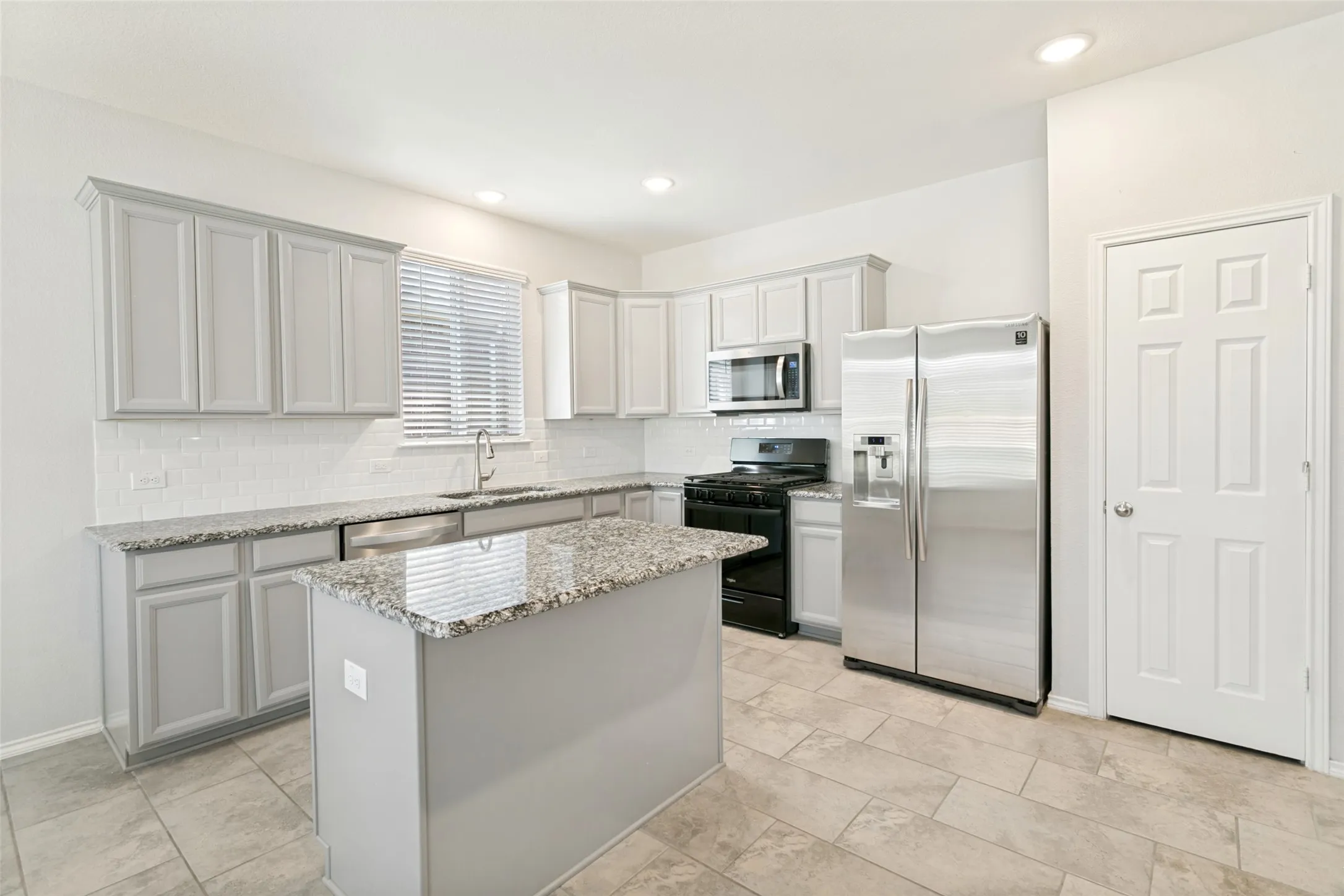 Single Family Residence For Sale in Tarrant County , 5612 Apple Grove Way, Fort Worth, Texas 76123, 3 Bedroom, 2 Bathroom, 2 Garage spaces, 1,681 Sqft, built in 2021, mls#21378103, Real Estate Agent in Fort Worth, Homes For Sale in Tarrant county, Homes For Sale in Fort Worth, Realtor in Fort Worth Texas, Real Estate Brokerage Independent Realty Texas, Luminita Cordes Realtor