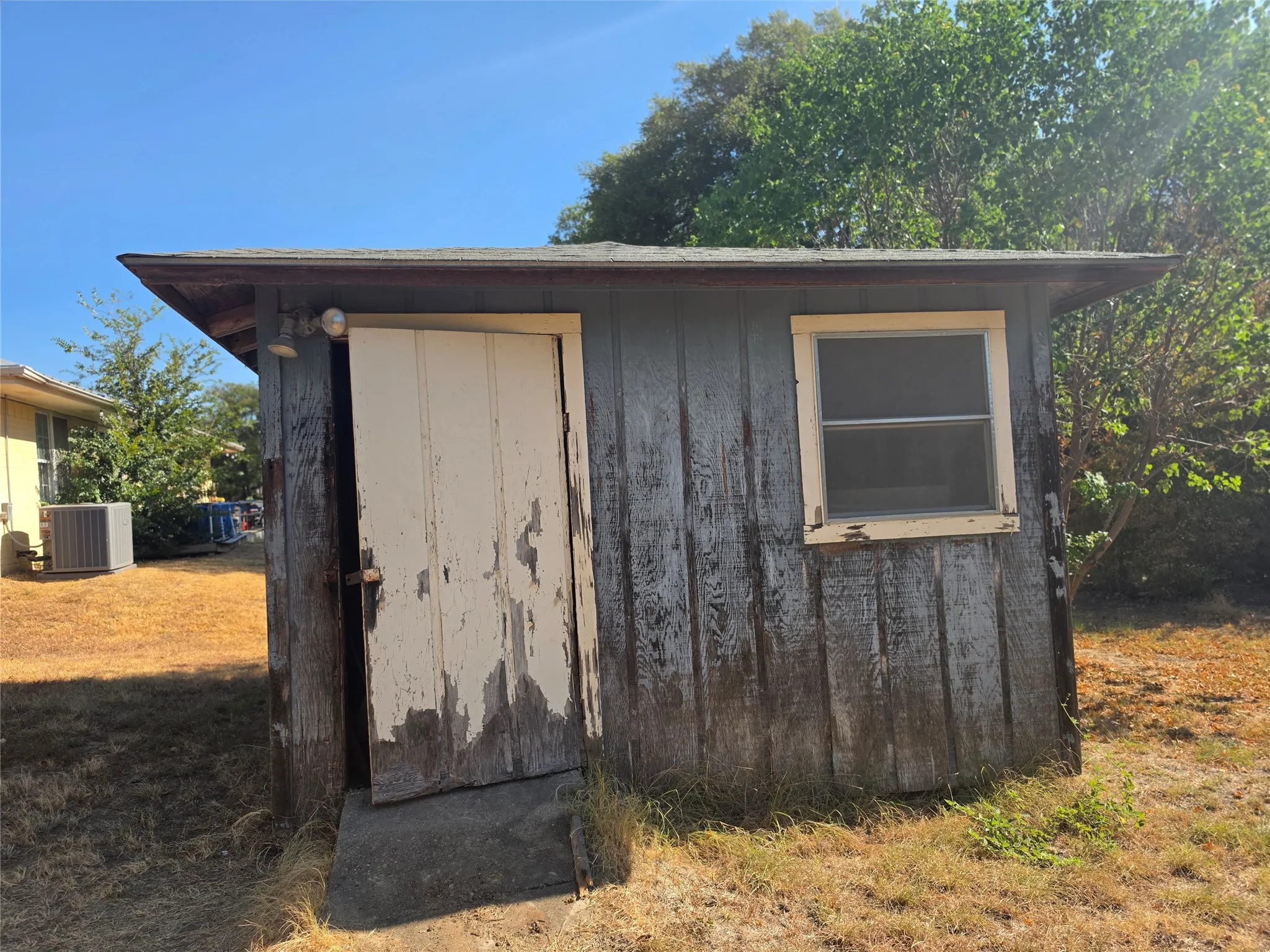 Single Family Residence For Sale in Hood County , 613 Apollo Court, Granbury, Texas 76049, 2 Bedroom, 2 Bathroom, Garage spaces, 1,250 Sqft, built in 1973, mls#21377470, Real Estate Agent in Granbury, Homes For Sale in Hood county, Homes For Sale in Granbury, Realtor in Granbury Texas, Real Estate Brokerage Independent Realty Texas, Luminita Cordes Realtor